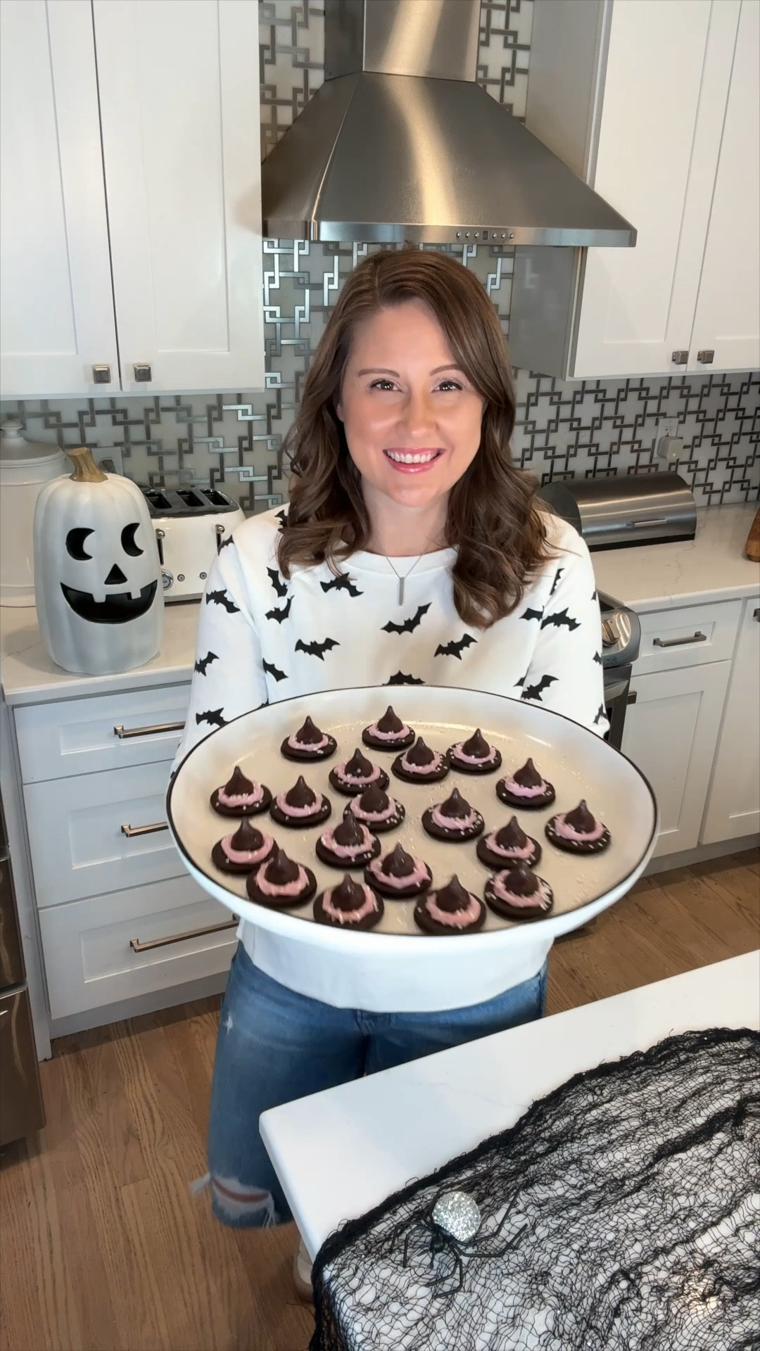 🧙 This is your sign to make some witch hat cookies!! These are so cute and beyond easy to make! #HalloweenTreats #HalloweenCookies #Halloween2024 #HalloweenIdeas #HalloweenParty
