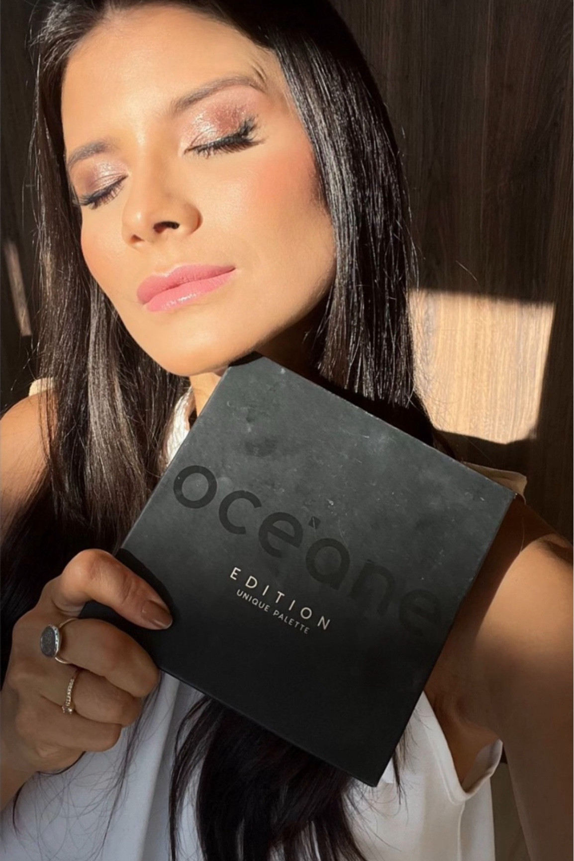 Olha o brilho que traz essa paleta de sombras da Oceane, Unique que também vende na Renner!
Tons neutros e elegantes que são super lindos! Sombras mates e com brilho super fininhas e trazem esse efeito maravilhoso!
Tenho usado bastante mesmo!!!#LTKGiftGuide 

#LTKbrasil #LTKbeauty