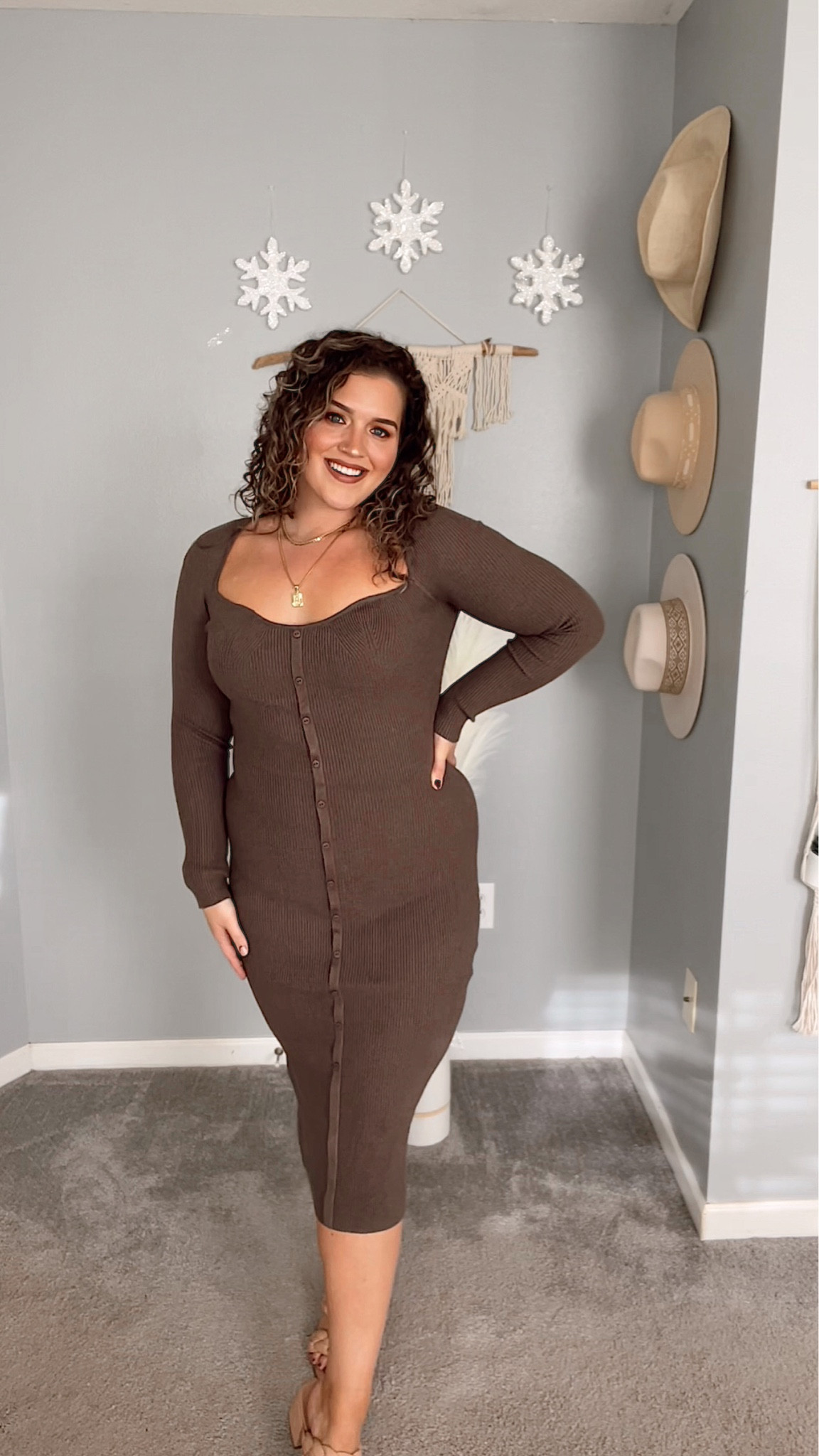 Midsize Fall OOTD // Sweater dress 🤎
Dress: L (discount: ASHLEYBEHRENDS)
#midsizeoutfits #ootd #sweaterdress #mididress #longsleevedress #neutralstyle #shopsmall #smallbiz #heels #necklace #jewelry #outfitinspo #fallfashion #winterfashion 