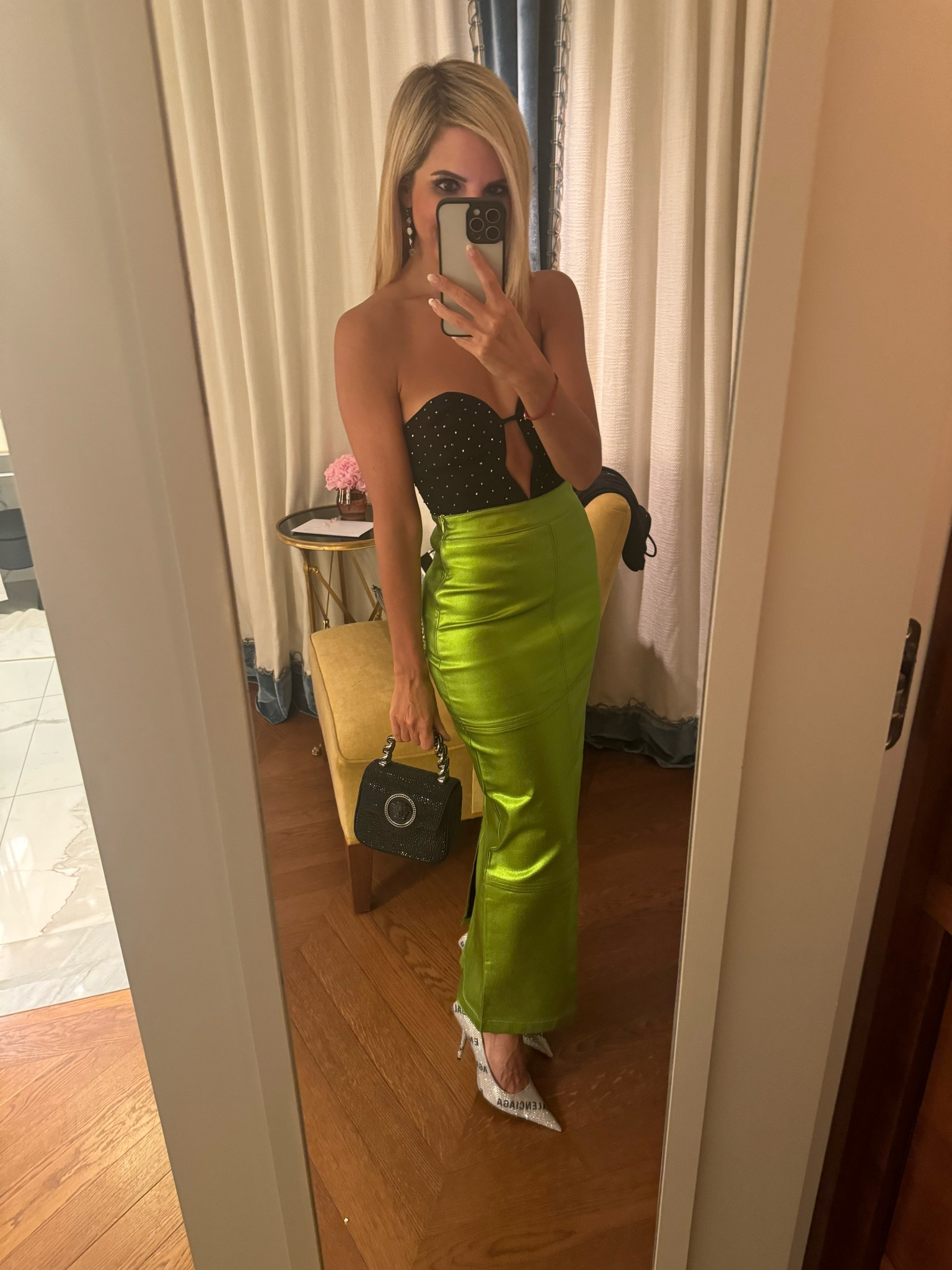 Night out in Paris!🖤

Summer fashion, spring fashion, summer outfit, spring outfit, skirt, Amazon fashion, affordable fashion, revolve, Versace, designer bag

#LTKSaleAlert #LTKStyleTip #LTKFindsUnder50