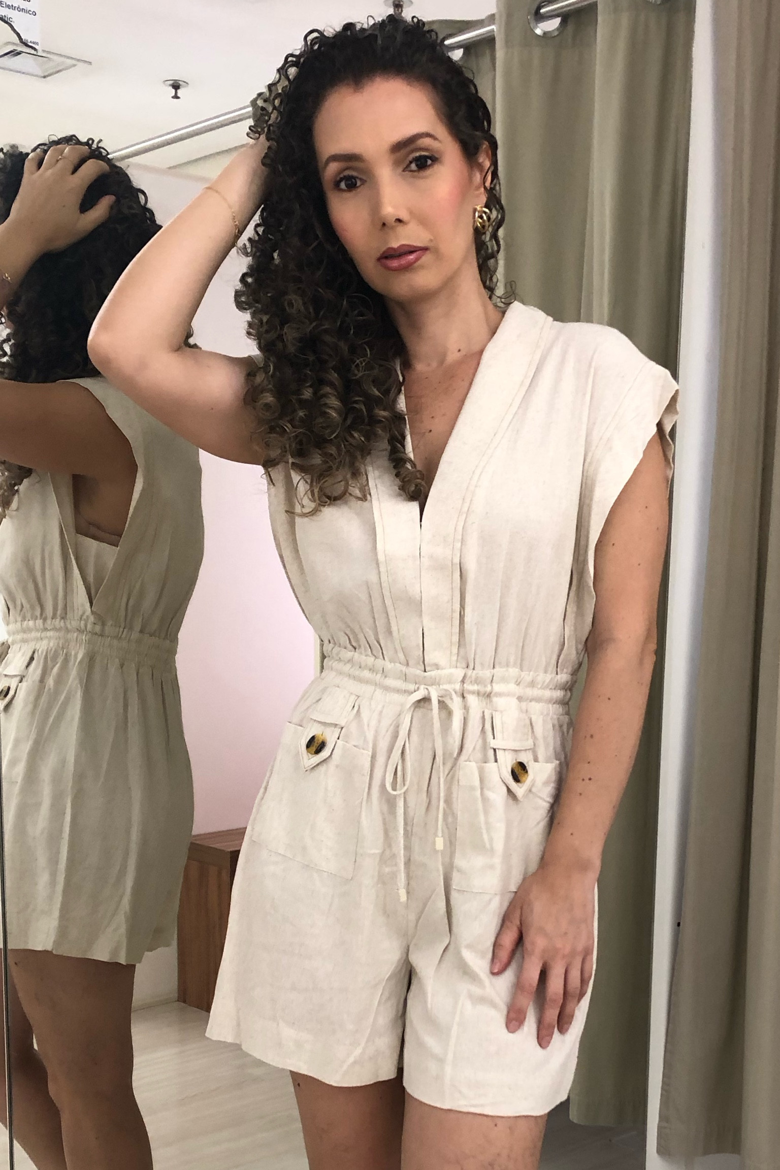 No provador de hoje…
Escolhi esse macaquinho em viscolinho bege, em decote “V” para alongar a silhueta e amarração na cintura com elástico para criar proporções! 
Peças incríveis para arrasar nesse verão!!! 

#LTKdicadeestilo #LTKsummer #LTKbrasil