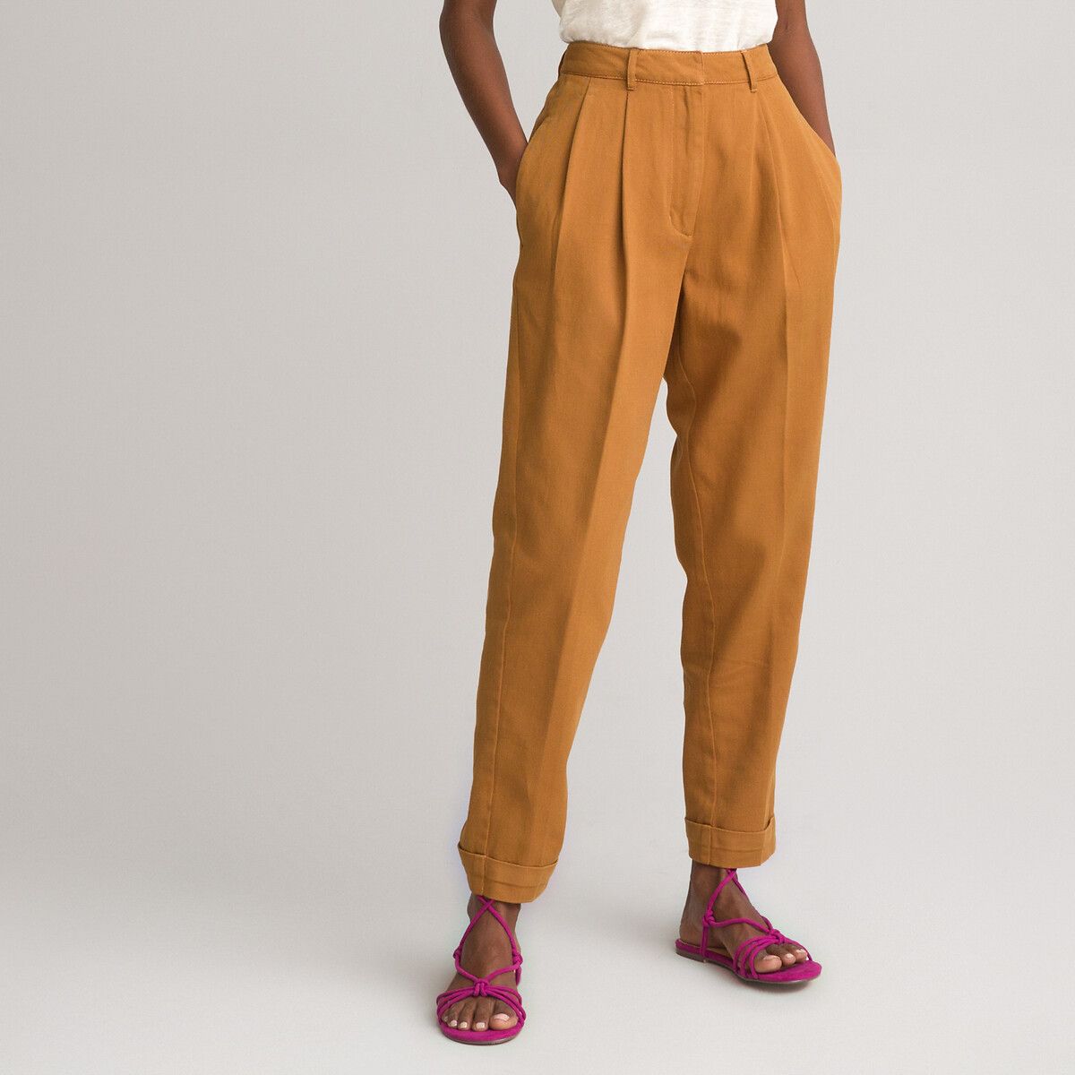 Pleat Front Carrot Trousers in Cotton Mix, Length 26" | La Redoute (UK)