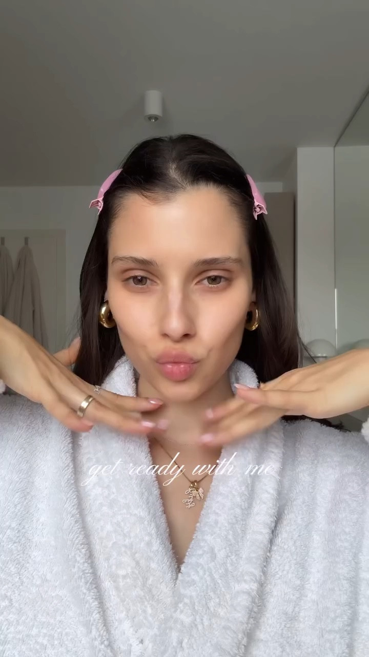 I call this makeup look „Angel“ - verlinke euch alle Produkte auf meinem LTK 🫧🎀✨

@rhode - glazing milk 
@rhode - peptide glazing fluid
@rhode - barrier restore cream 
@drunkelephant - D Bronzi drops
@hudabeauty - faux Filter concealer „nougat“
@benefitgermany - hoola Bronzer
@rhode - pocket blush „toasted teddy“
@hudabeauty - easy bake „pound cake“
@maybelline_de - super lock brow gel 
@zoevacosmetics - eyeshadow palette 
@caiacosmetics - lipliner „Bianca“
@charlottetilbury - lip plumpgasm gloss fair/medium

*ad