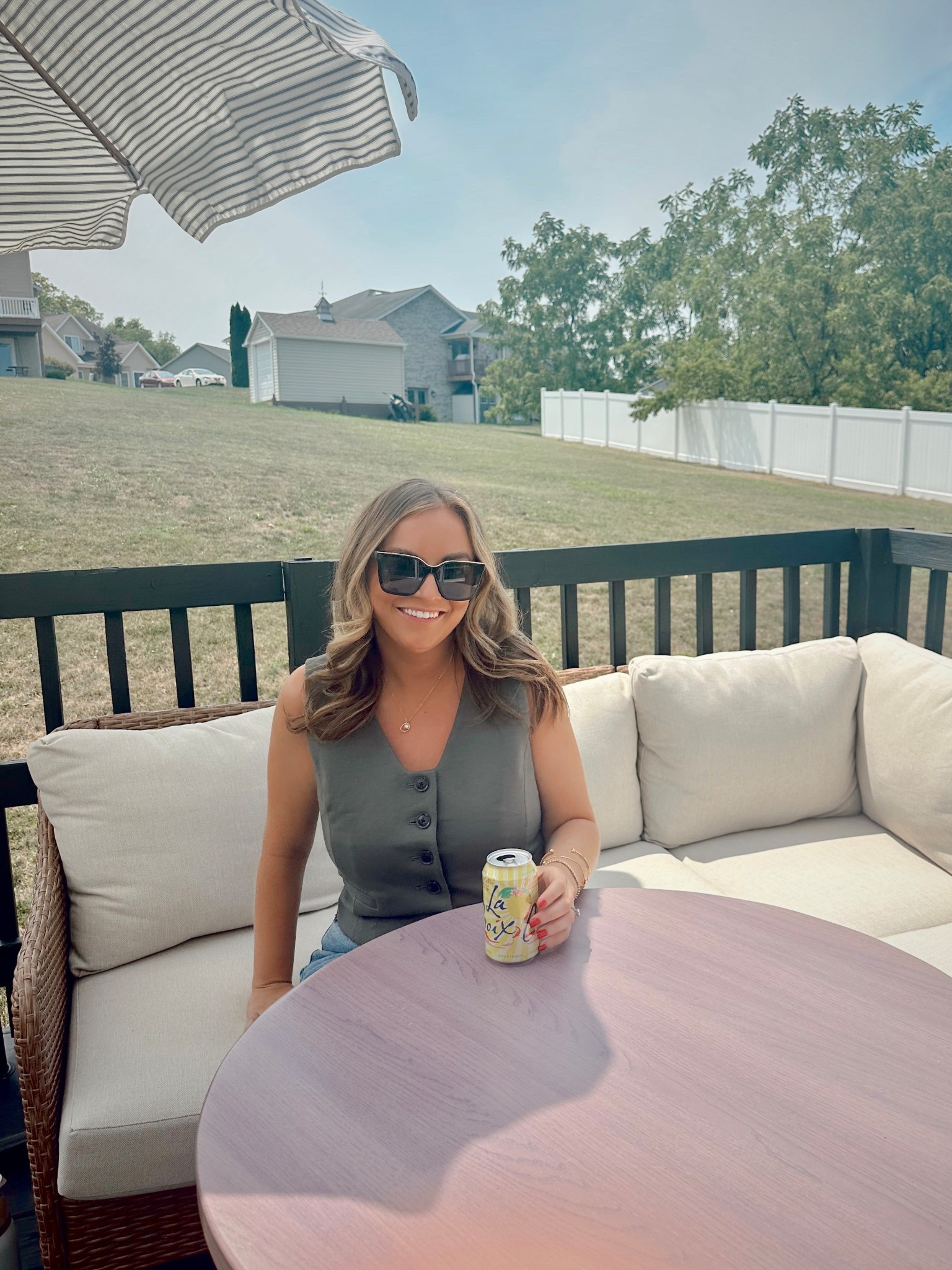 soaking up the sunshine in one of my favorite LOFT finds 🌞 this vest from the versa line is the perfect lightweight layer — structured but soft, and easy to dress up or down. 