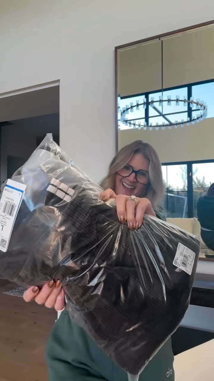 Unboxing my new adidas corduroy pieces.
Two pant colors and the matching jacket.
These are going straight into rotation.

#adidasstyle #moderncasual #wardrobeedit