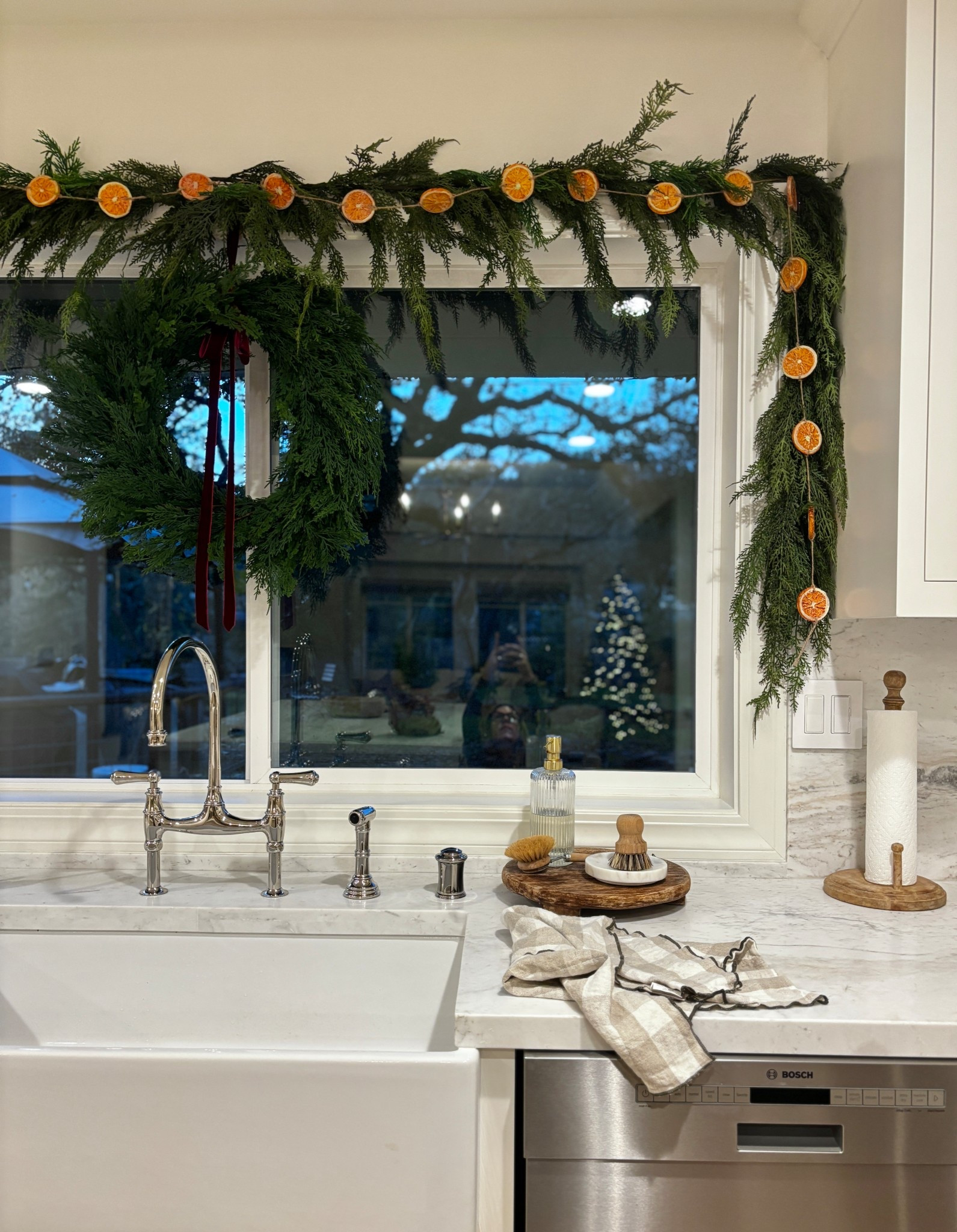 My fave garland that’s so realistic is 40% off now!! Grab it before it’s gone!

Holiday decor, Christmas decor 

#LTKHoliday #LTKHome