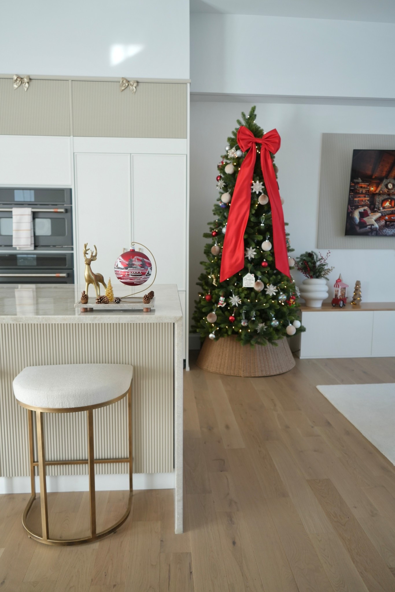 Christmas decor I’ve been loving 🥰 
#Christmas #Christmasdecor #christmastree 

#LTKHoliday #LTKSeasonal #LTKHome