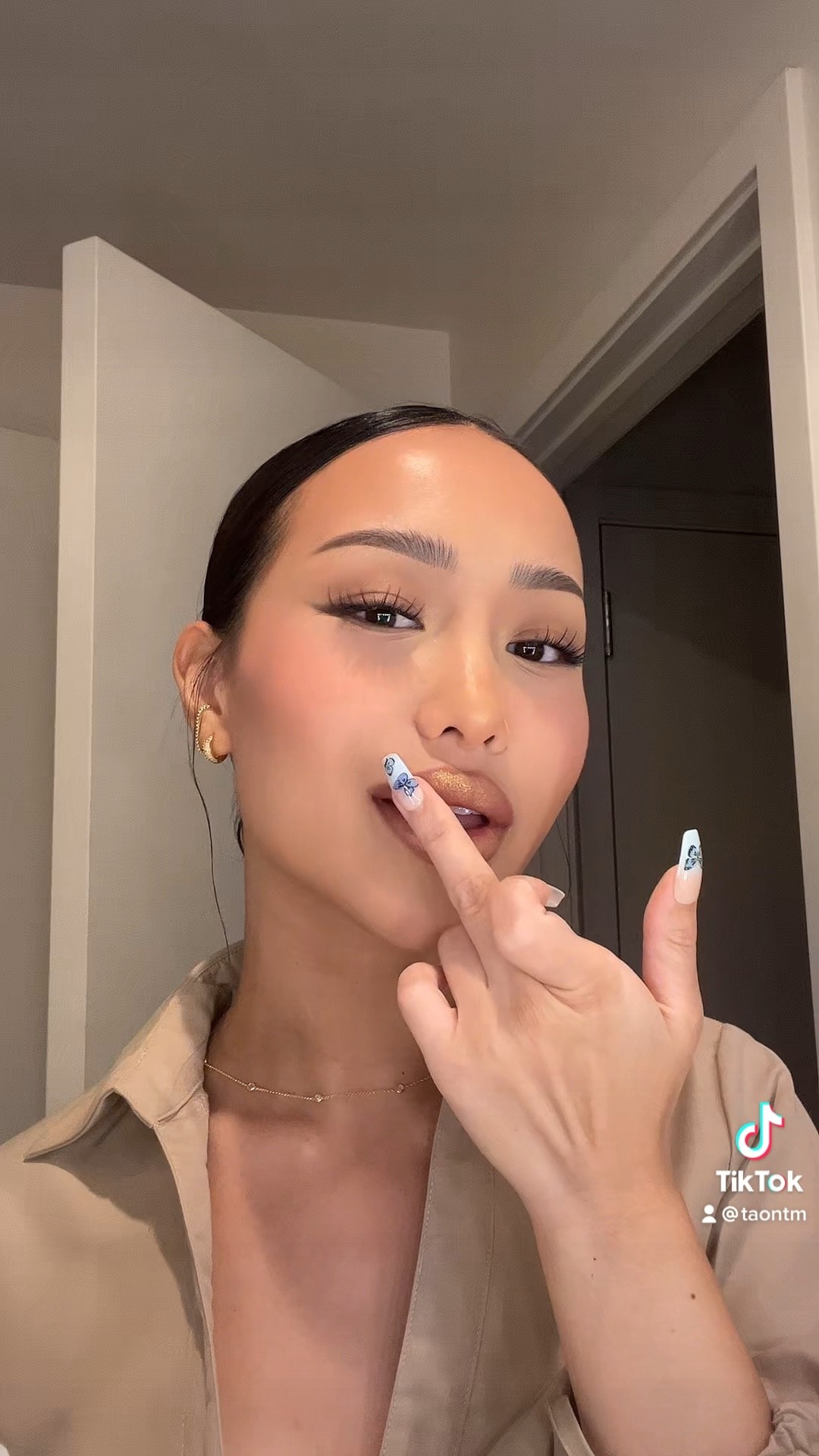 Trying highlighter on your lips ✨ 

#LTKbeauty