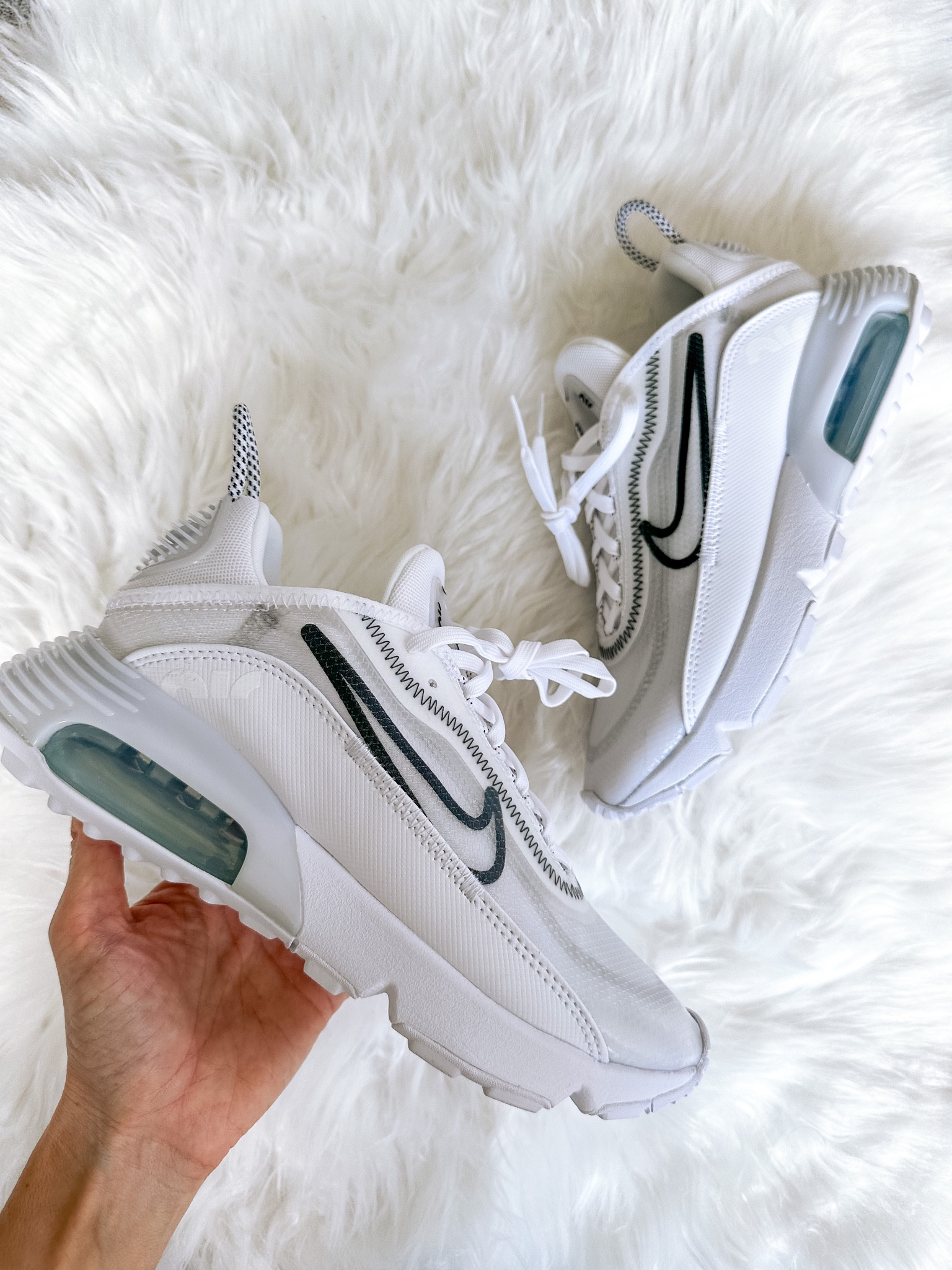 White sneakers

#LTKshoecrush #LTKsalealert #LTKunder100