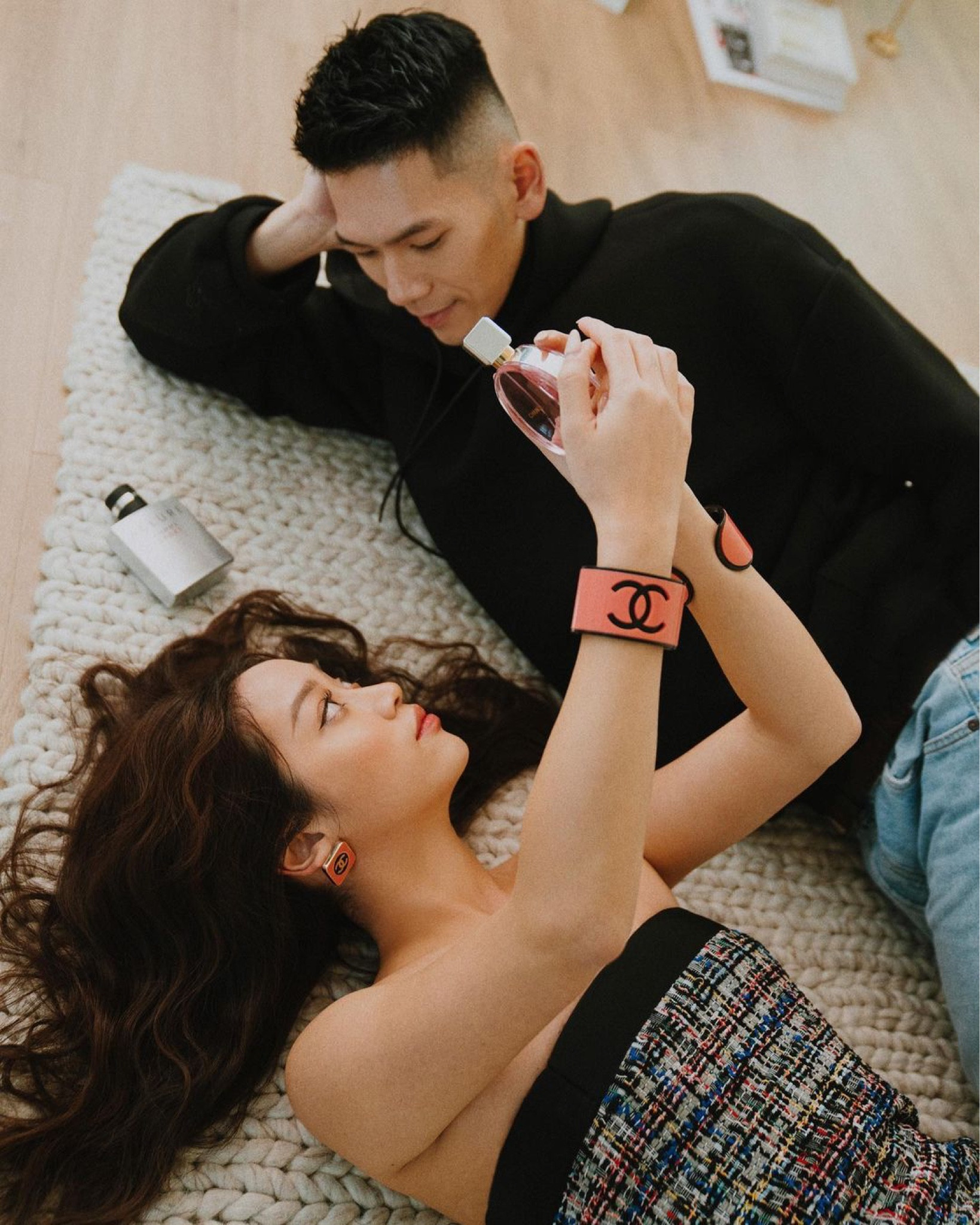 我記得之前跟月老下訂單的時候，我特別註明了身上要香香的男生，
跟身體健康、人格正直等等並列重要!

一年後的我們平常的浪漫之一就是稱讚對方好香，一起逛街的時候也喜歡逛香氛區討論彼此喜歡的香味，我們發現就連我們對於香氛的喜好也很相似

這麼巧的， CHANCE不只是我從少女時期到現在依舊鍾愛的香氛，也是他從高中到現在都印象深刻的一款香味💖

如果說CHANCE是青春浪漫的幸運女孩香氛，我們同時一致認為Allure Homme Sport 絕對就是學校裡面最會運動的帥學長身上的味道。

兩個香氛搭在一起所起的化學效應就是滿分的戀愛感，也是我們最近一起出門前最喜歡的搭配 ❤️

#CHANELFragrance #valentinesday
Thank you @chanelofficial for the gift.
#LTKtaiwan #LTKasia

#LTKbeauty #LTKFestival