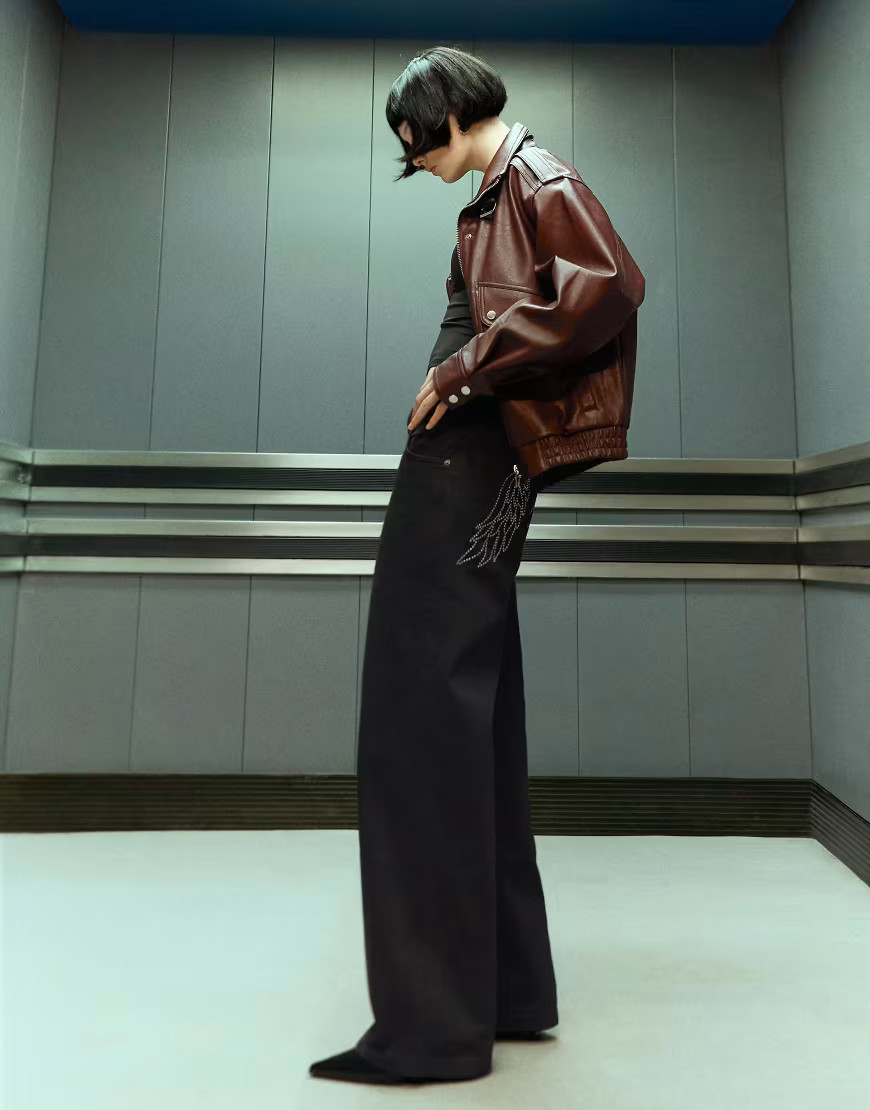 Bershka – Gerade geschnittene Hose in Schwarz mit niedrigem Bund und Strassverzierung | ASOS (Global)