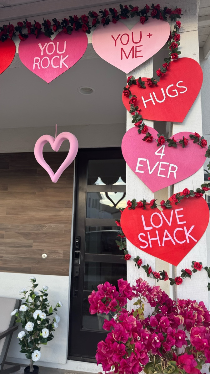 Our little love shack💋
What else should we add this year?!

Comment LOVE for all the supplies 

#loveshack #diyvalentines #valentinedecor #valentines