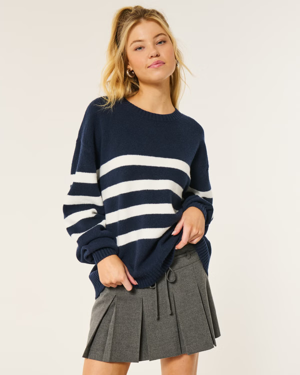 Hollister Comfy Cloud Teddy Bear Graphic Crew Sweater | Hollister (US)