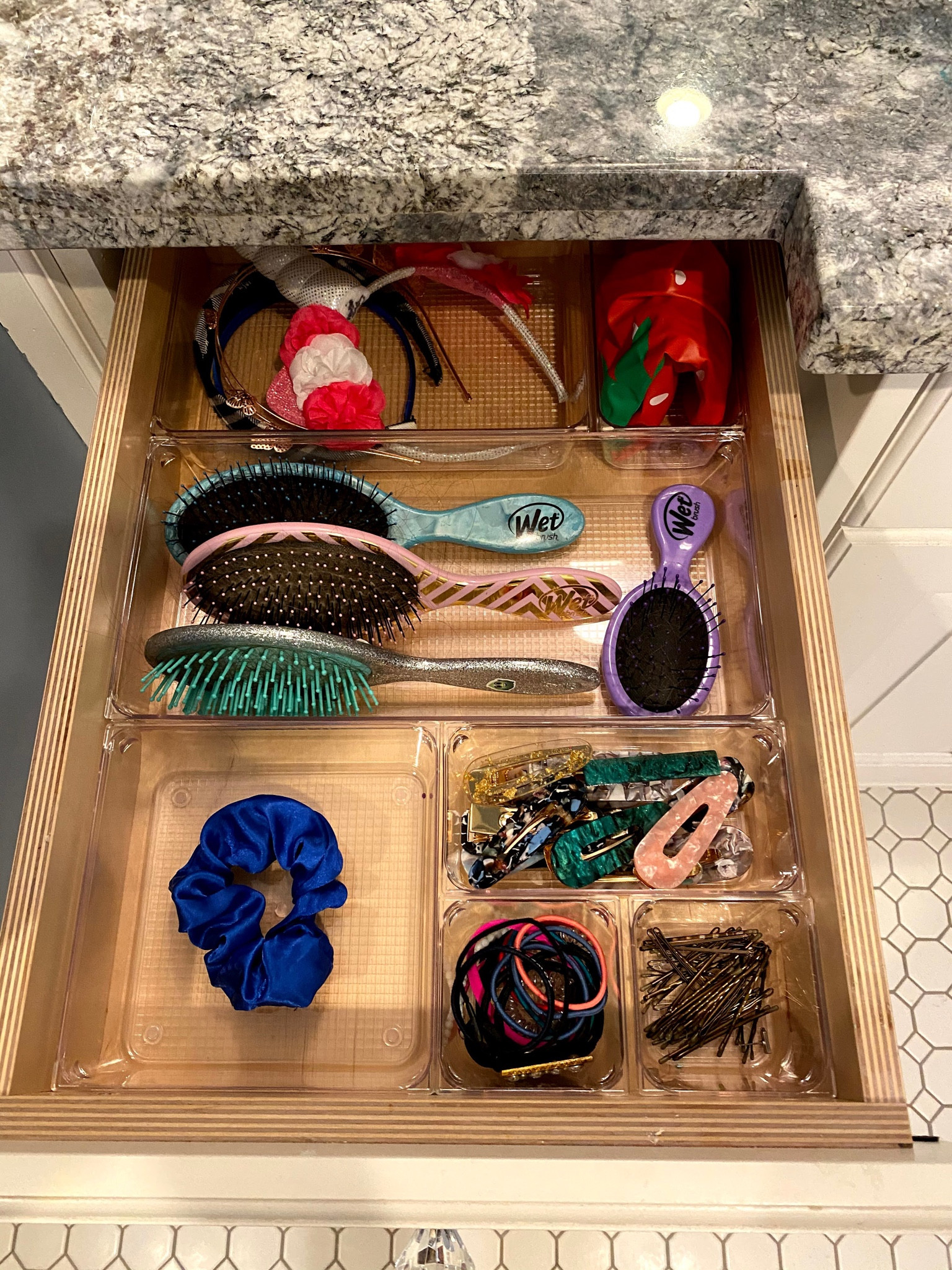 We love using these acrylic drawer organizers to create separation in a bathroom drawer | neat and tidy! 

#home #organize #bathroom

#LTKhome