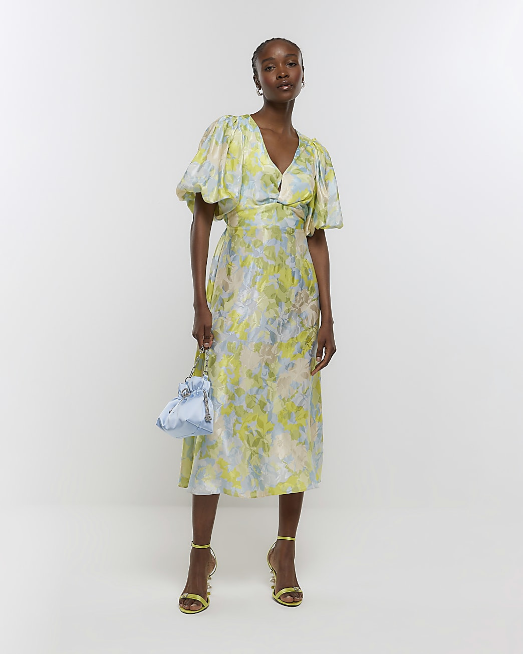 1 | 6.kvfysmfp{overflow:hidden;touch-action:none}.ufhsfnkm{transform-origin: 0 0}.kvfysmfp{overfl... | River Island (UK & IE)