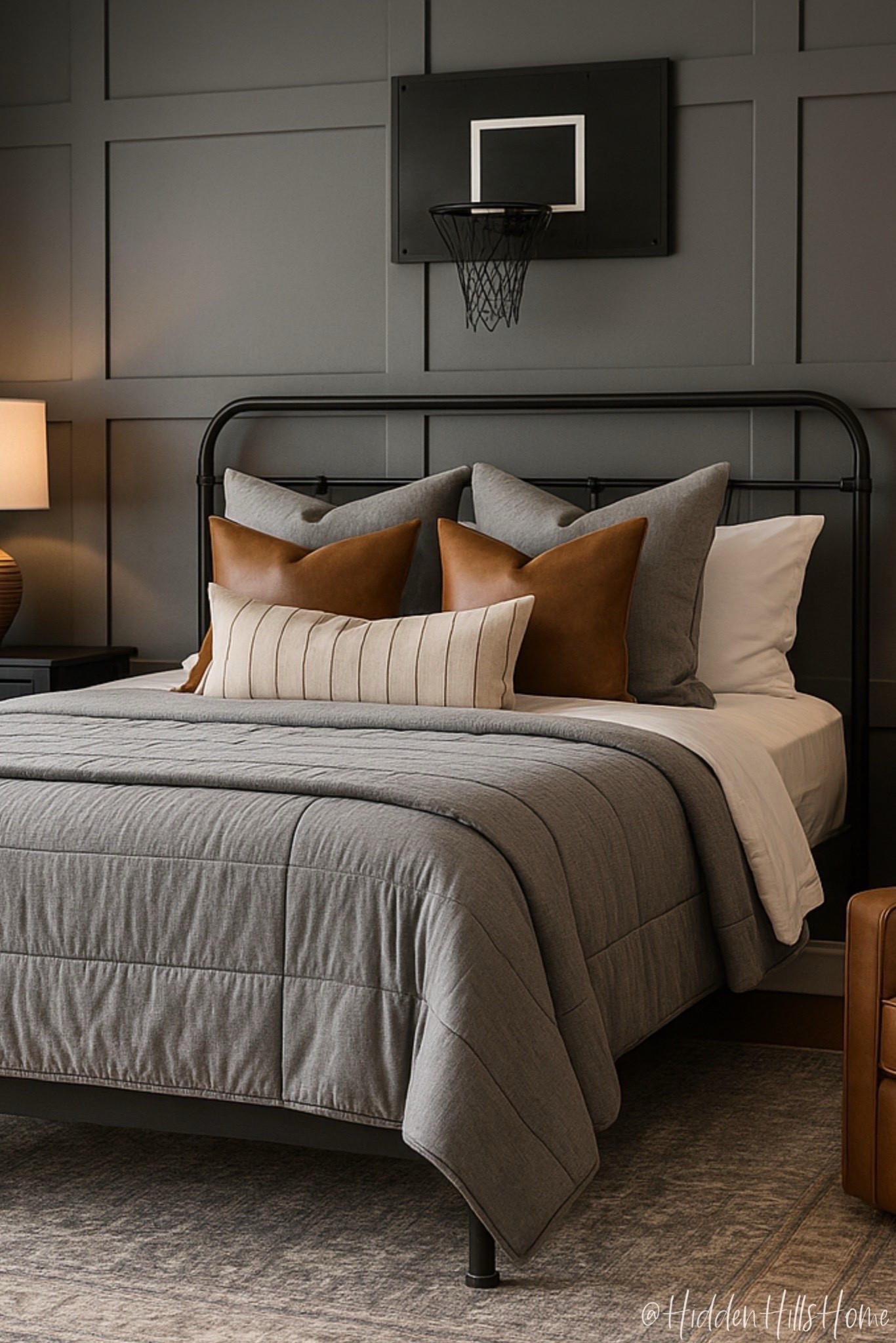 Teen boys bedroom with board and batten! Masculine teen bedroom decor, boys room design, boys room bedding, home decor #boysbedrom


#LTKHome #LTKKids #LTKSaleAlert