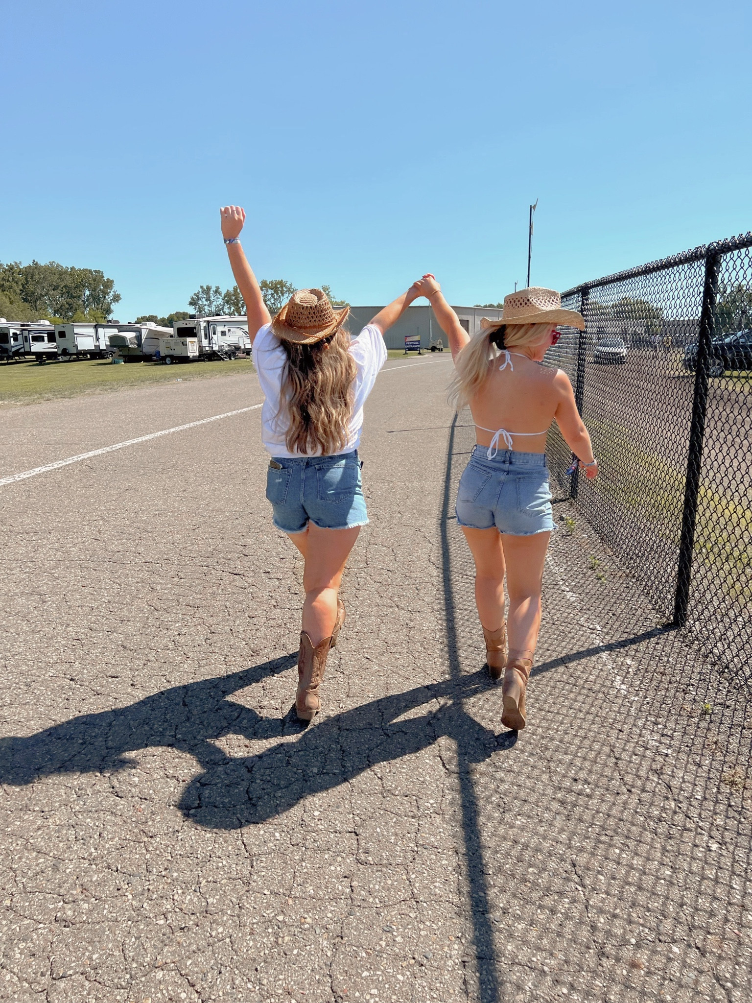Country concert photo and outfit inspo 🤠

#LTKparties #LTKfindsunder50 #LTKstyletip