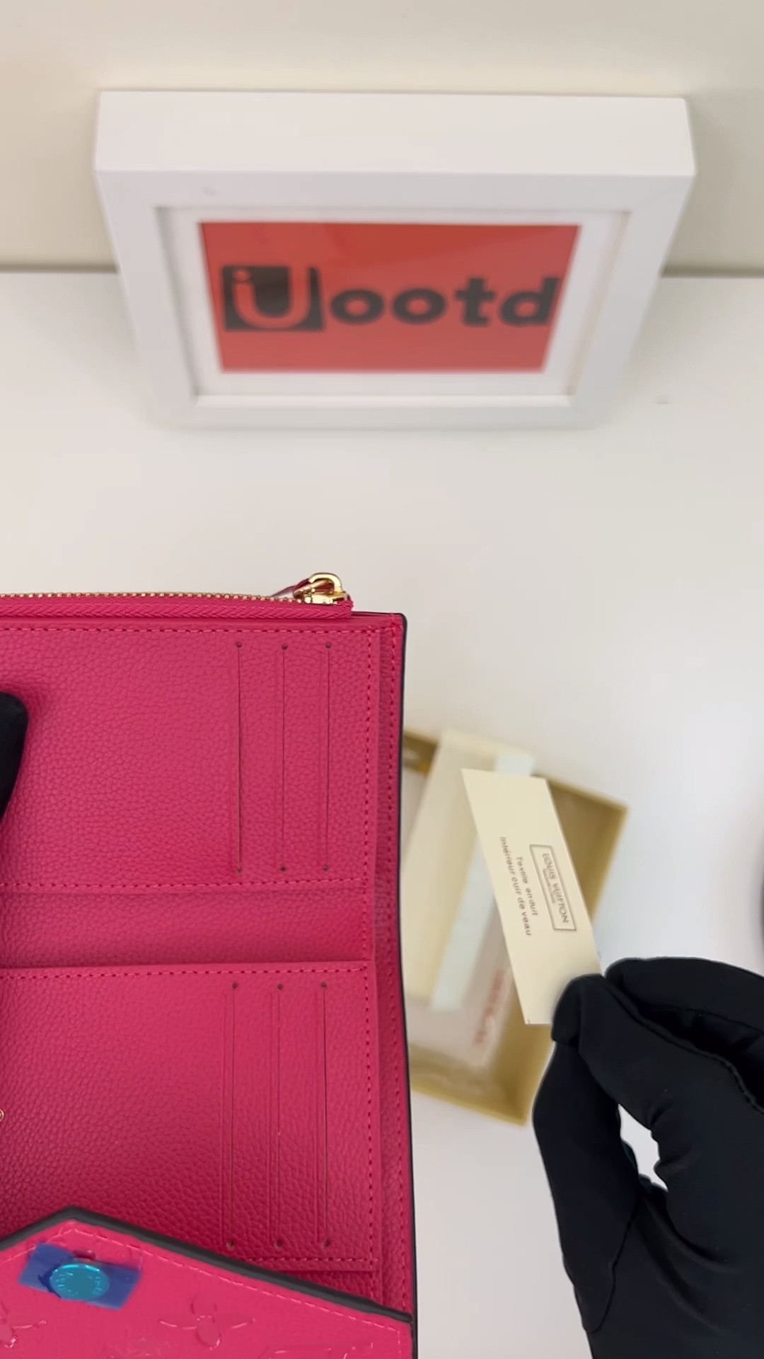 Lv wallet red wallet 

#LTKGiftGuide #LTKworkwear #LTKfindsunder100