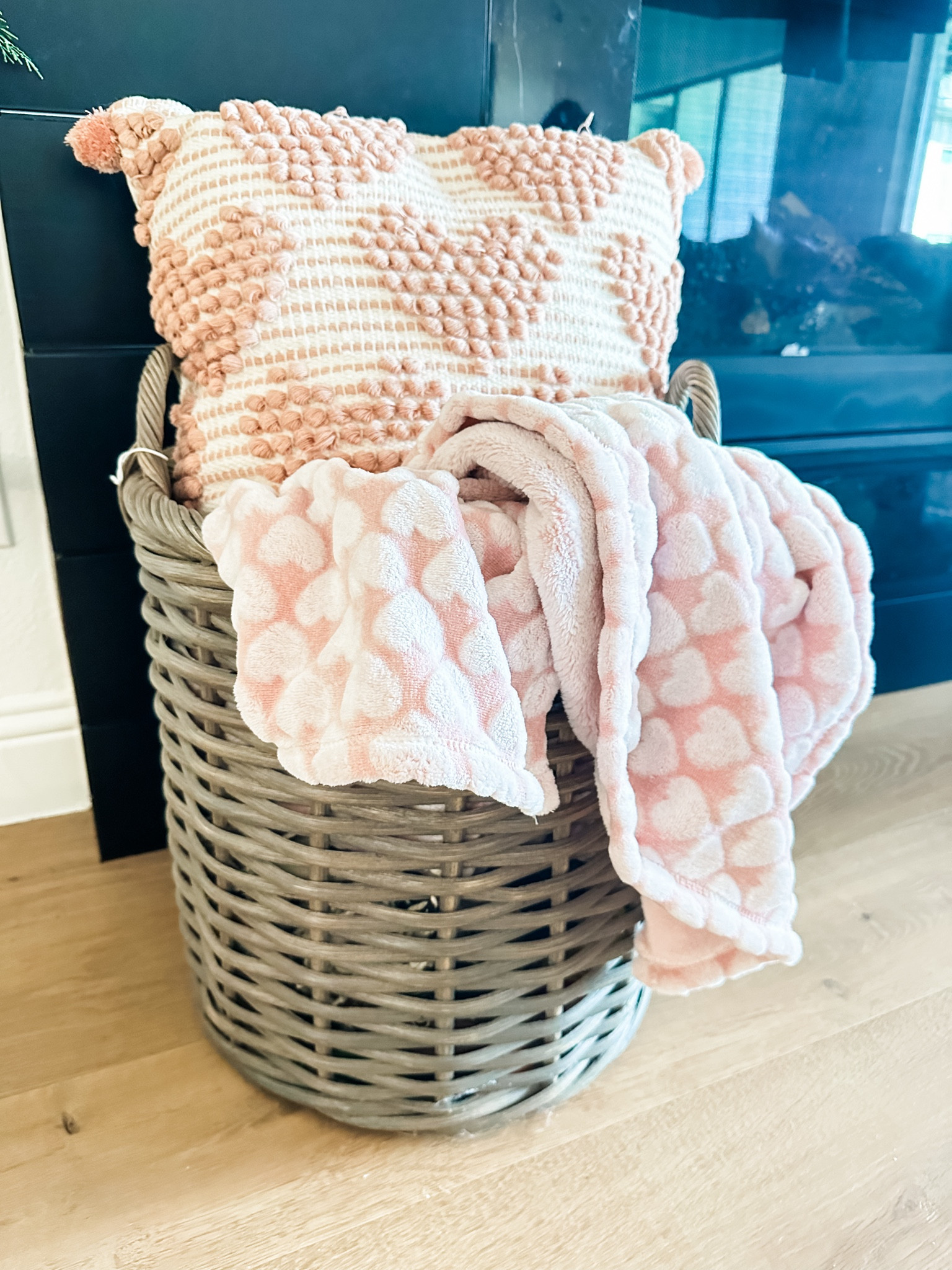 Valentines pillow+throw. Valentines decor

#LTKSeasonal #LTKstyletip #LTKhome