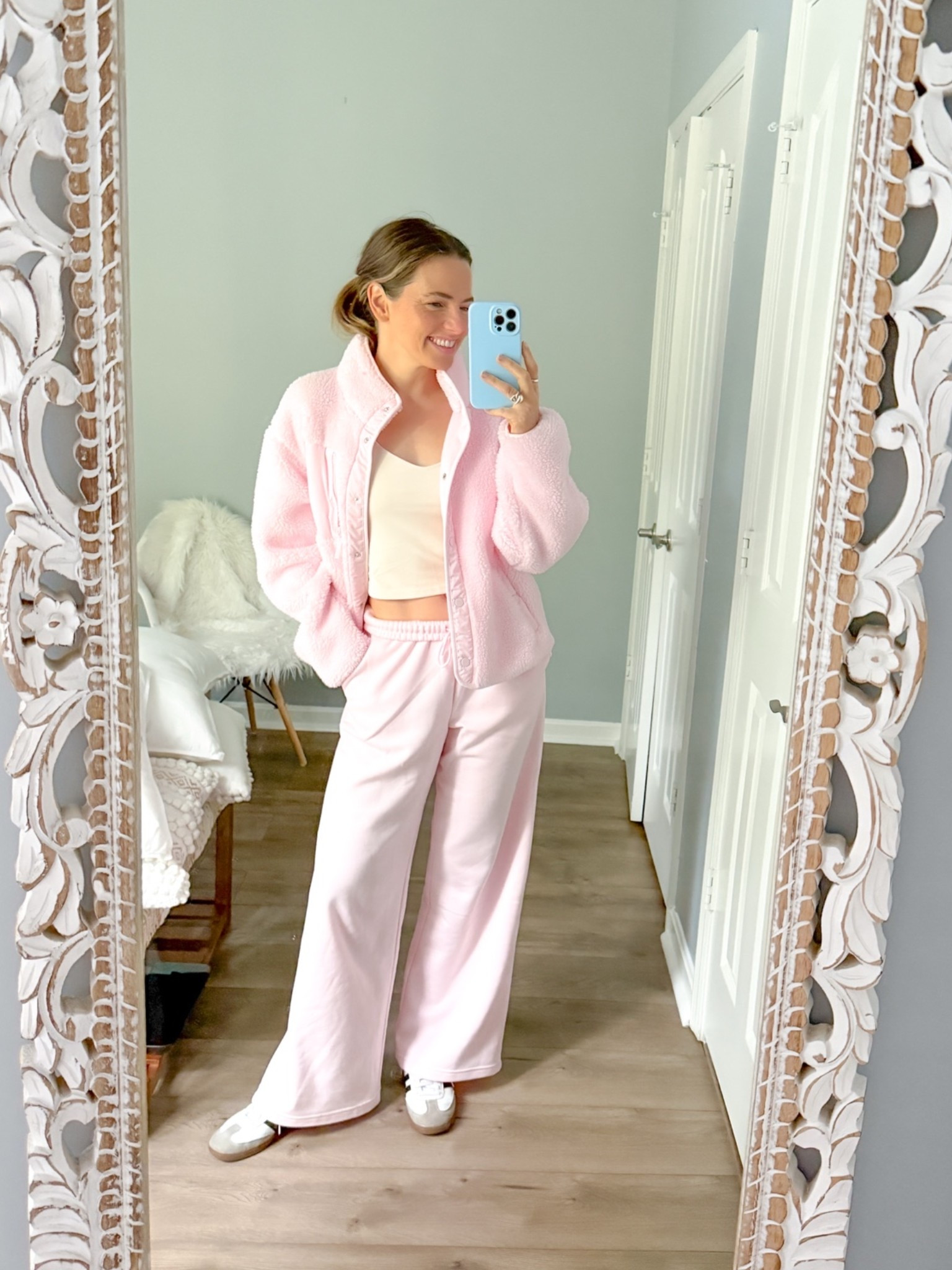 a comfy fall road trip outfit!! these fleece is so good- definitely will be using it as a pillow too 🙂 I’m wearing a size small in each piece