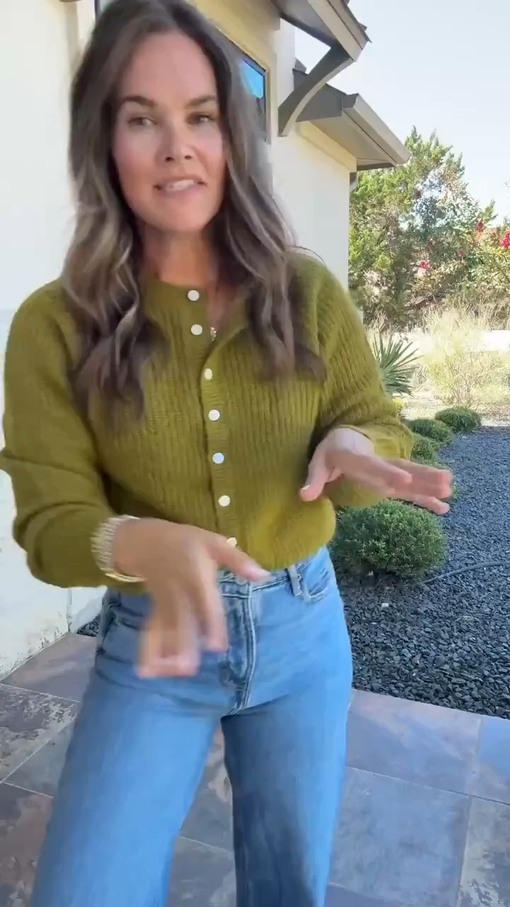 This olive green cardigan is making me LOVE color for fall!! 💚 The ribbed texture, little buttons + relaxed fit are SO cute with wide leg denim. Such a good way to switch up your everyday outfits!
olive green cardigan, green sweater, ribbed cardigan, button front sweater, fall cardigan, wide leg jeans, fall outfit, casual fall fashion, colorful fall sweater, everyday outfit, fall fashion finds, JulieFranks