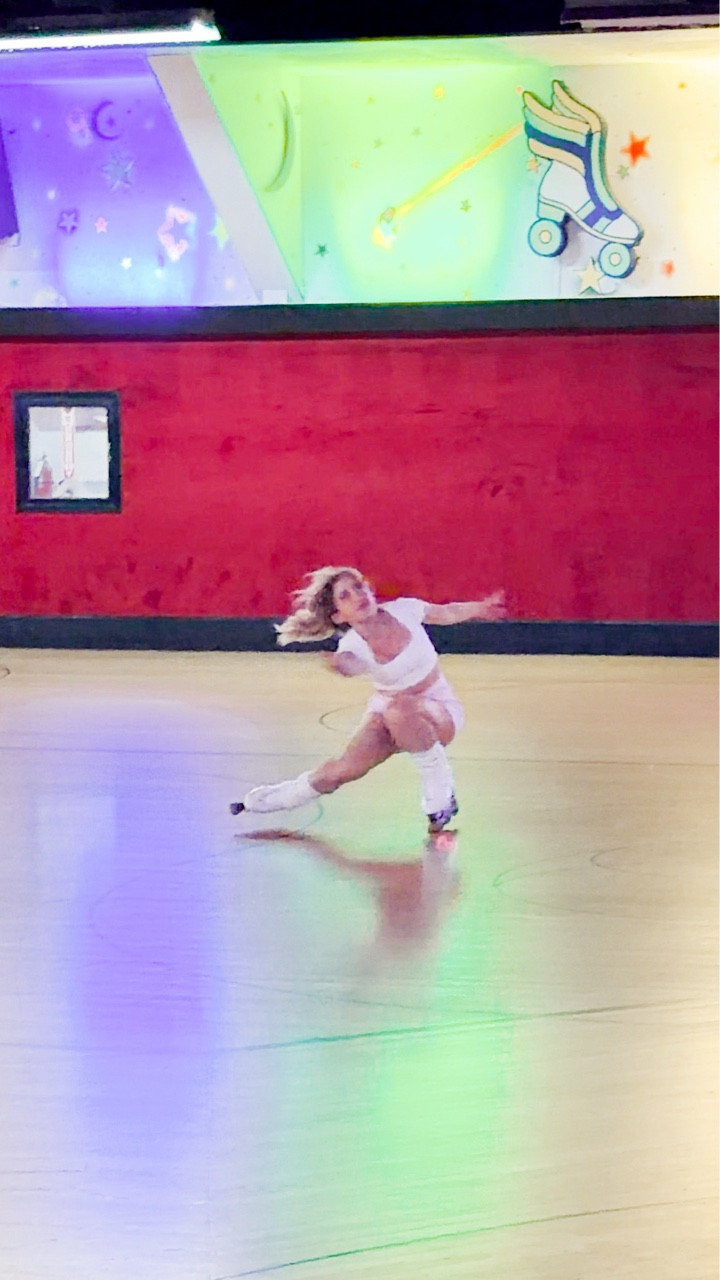 getting so inspired watching the winter olympics ⛸️🤍 and hoping that artistic roller skating becomes an Olympic sport one day 🥺🛼✨

 #winterolympics #figureskater #figureskating #rollerskating #olympics