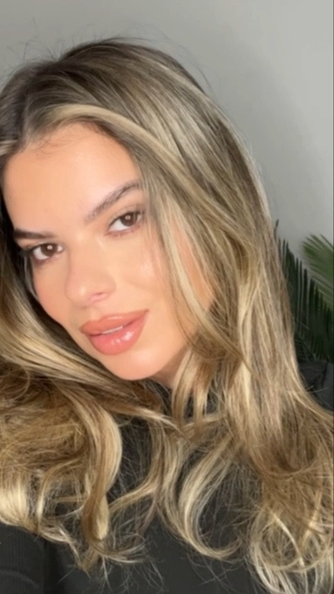 Let’s talk lip combo 💄 
Lipliner: @makeupforever “Anywhere caffeine“ 
Lipgloss: @diorbeauty  Lip maximizer shade “Beige” 

#LTKbeauty #LTKVideo #LTKstyletip