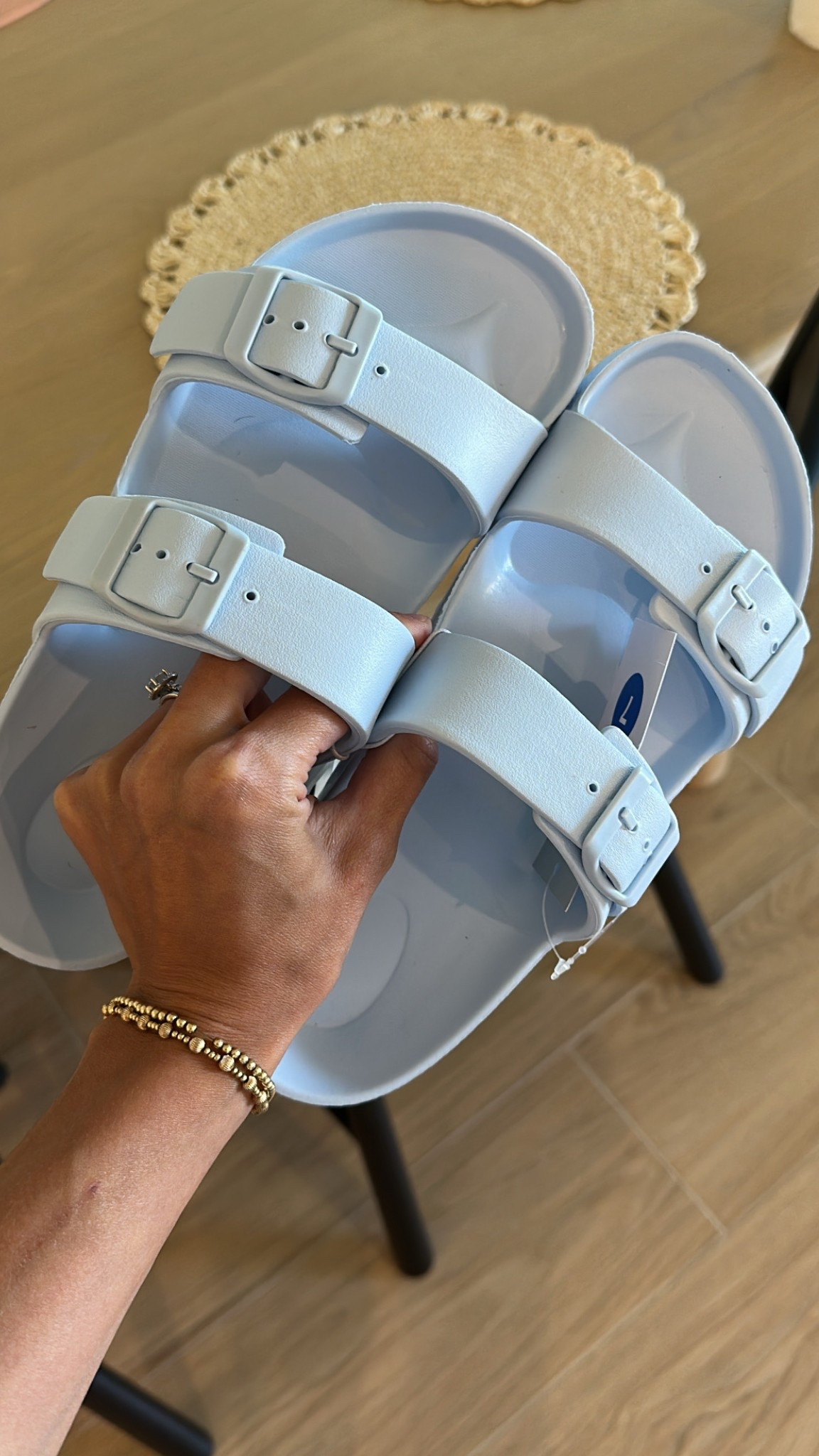 $10 sandals!!🩵

Sandals/ women’s/ mom style / style/ target 

#LTKBeauty #LTKStyleTip #LTKSeasonal