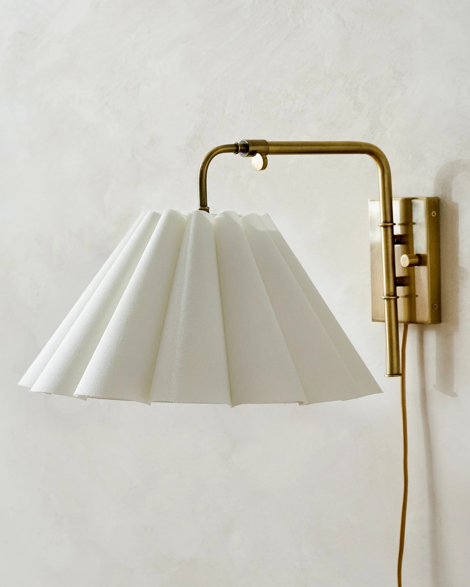 Odette Linen Scallop Swivel Plug-In Sconce | Magnolia