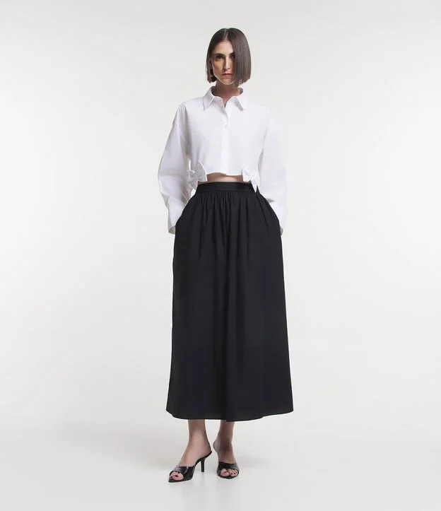 Saia Midi Evasê em Tricoline com Bolsos com Cós Elástico Preto | Renner (BR)