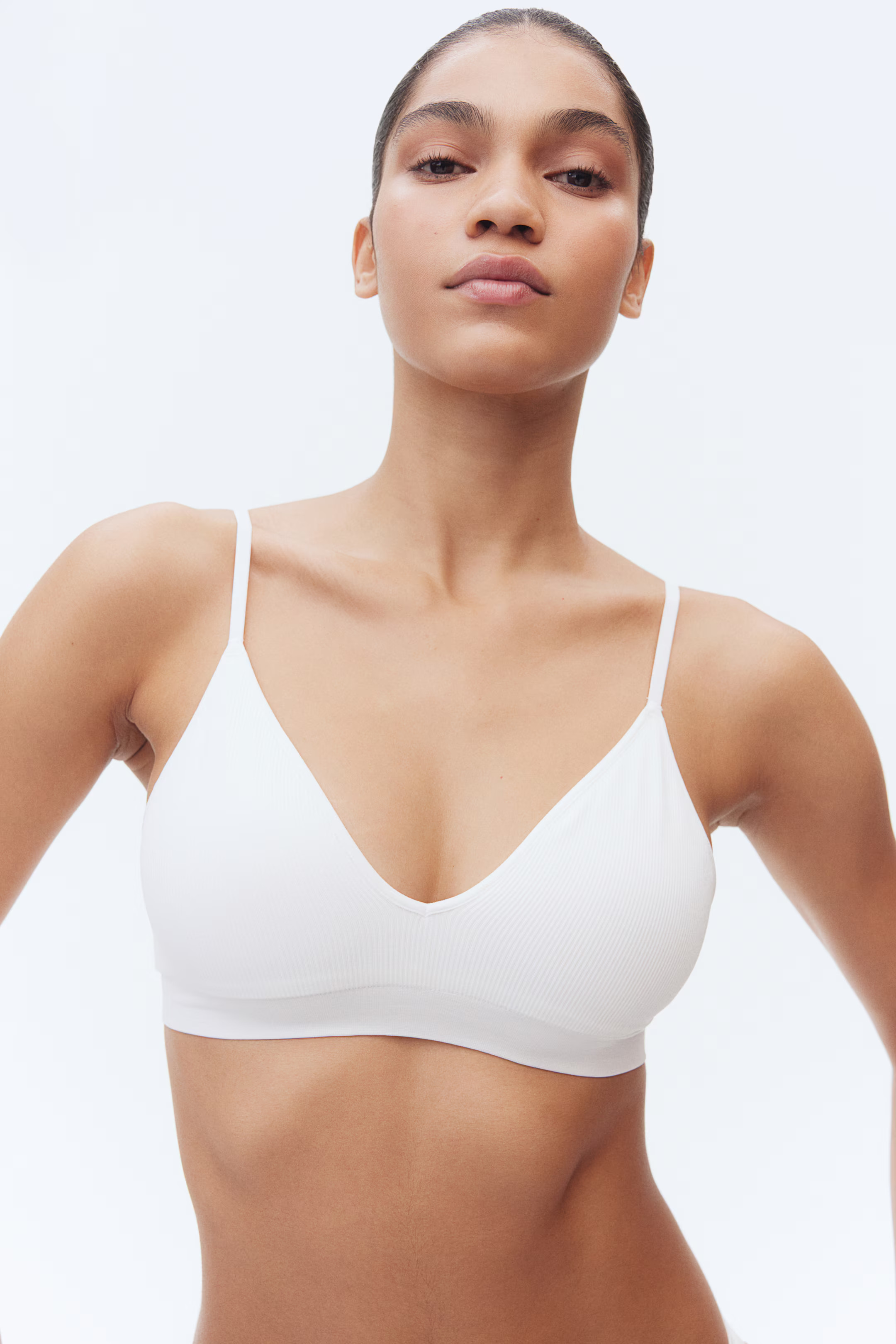 Seamless padded soft bra - White - Ladies | H&M GB | H&M (UK, MY, IN, SG, PH, TW, HK)