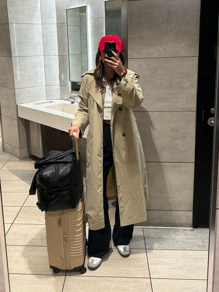 Travel outfit ✈️ the trench coat was such a good layer since it’s not stuffy or sticky like most others.  Size Small trench coat size XS in sweater jacket, XS in cropped tank, 26 Long in black trousers 





Airport outfit
Casual outfit
How to style trousers
Trench coat
Rainy day outfit