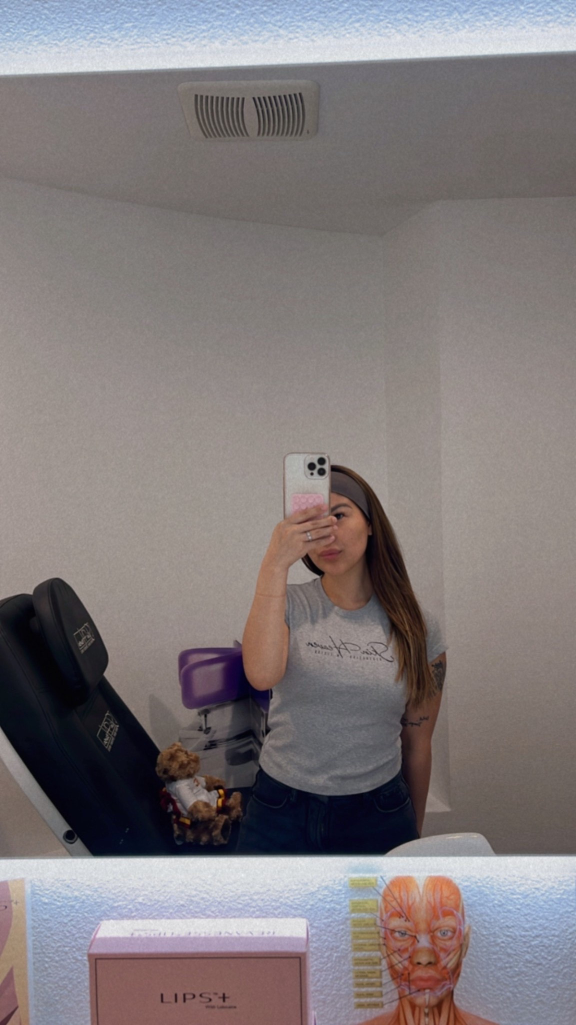 Rodeo Drive 🩶

📌Uniqlo Mini Shirt
📌Good American Jeanius Good Skate
📌Cartier Love Ring

#LTKStyleTip #LTKWorkwear #LTKPetite