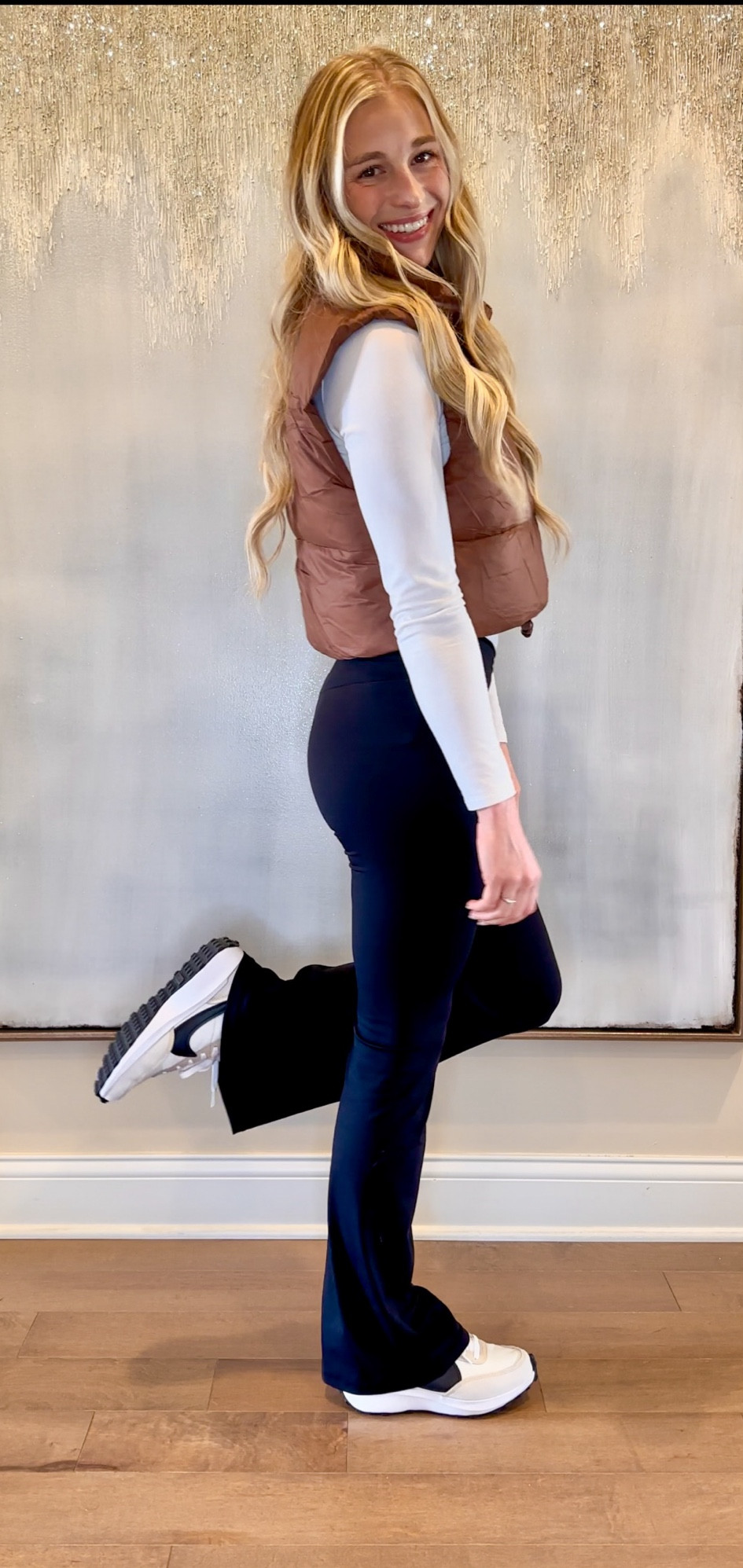 Flare leggings xs TTS. Cropped vest xs TTS. Turtleneck XS TTS. Shoes 6.5 TTS

Casual outfit. Casual winter outfit. Nike sneakers. Retro sneakers  