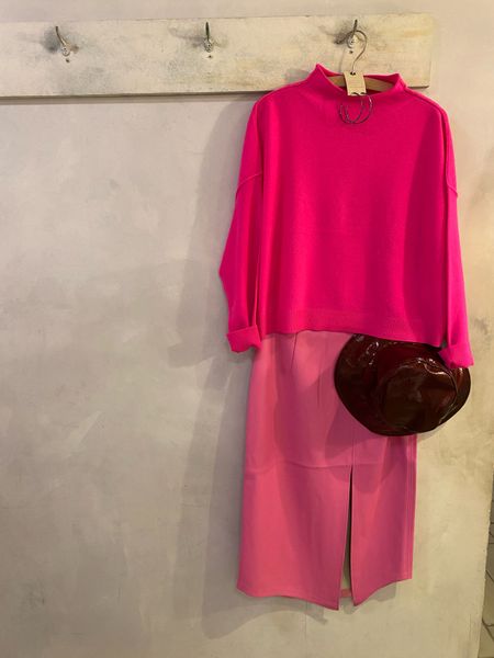 Swooning over this pink faux leather pencil skirt. Love wearing pink on pink, especially with a pop of an unexpected color. How about you?
#pinkonpink #fauxleather #cashmere #buckethat #effortlesschic #citystyle #doyoyrownthing #mystyle #classsicwithattitude #trending #styleinspo #timelesschic #personalstylist #boston #styledbyjeanne #anthrops

#LTKSeasonal #LTKstyletip