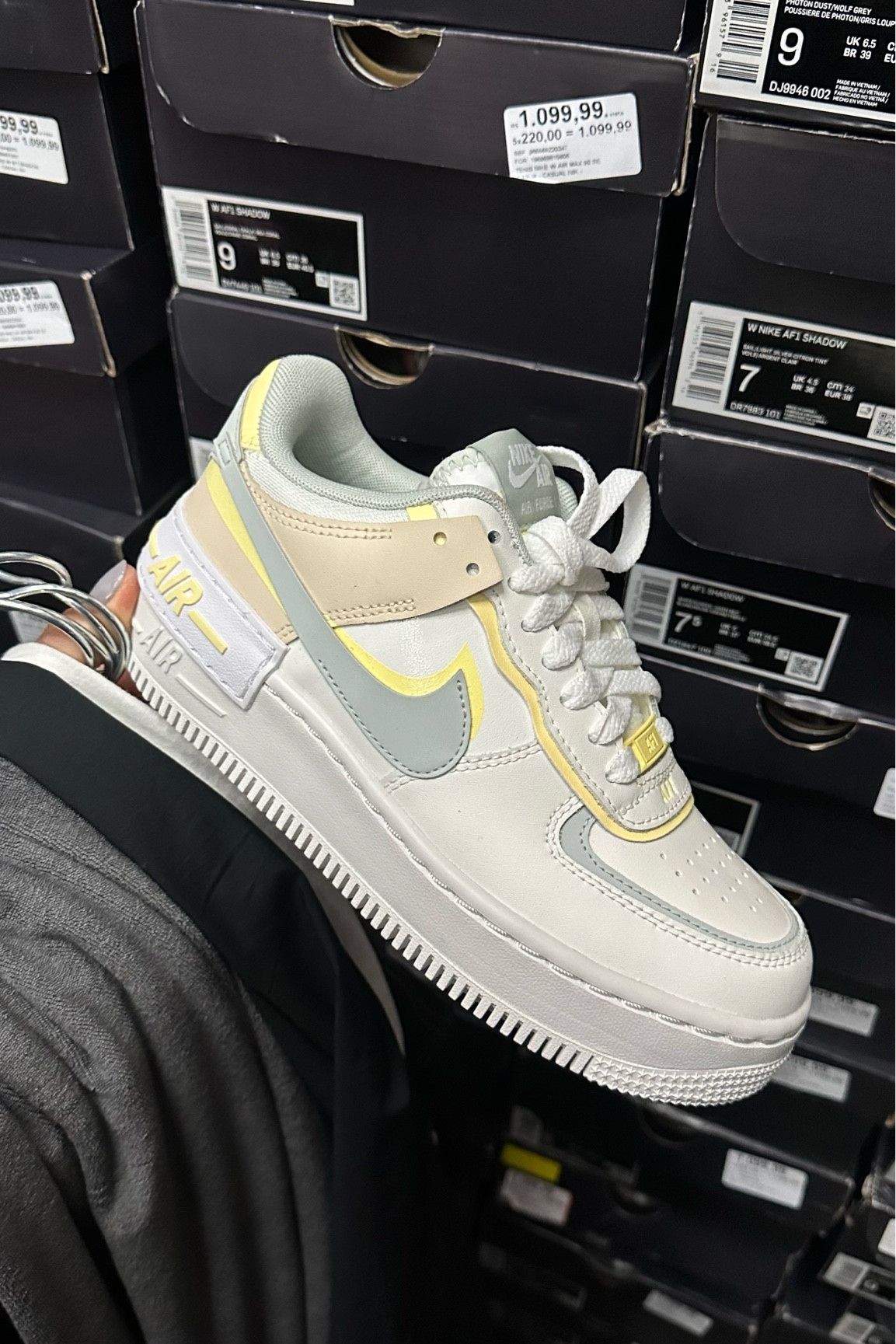 Pra quem quer algo diferente mas não quer investir em cores chamativas que roubam a atenção no look, esse modelo com cores neutras e claras está PERFEITO 🥰