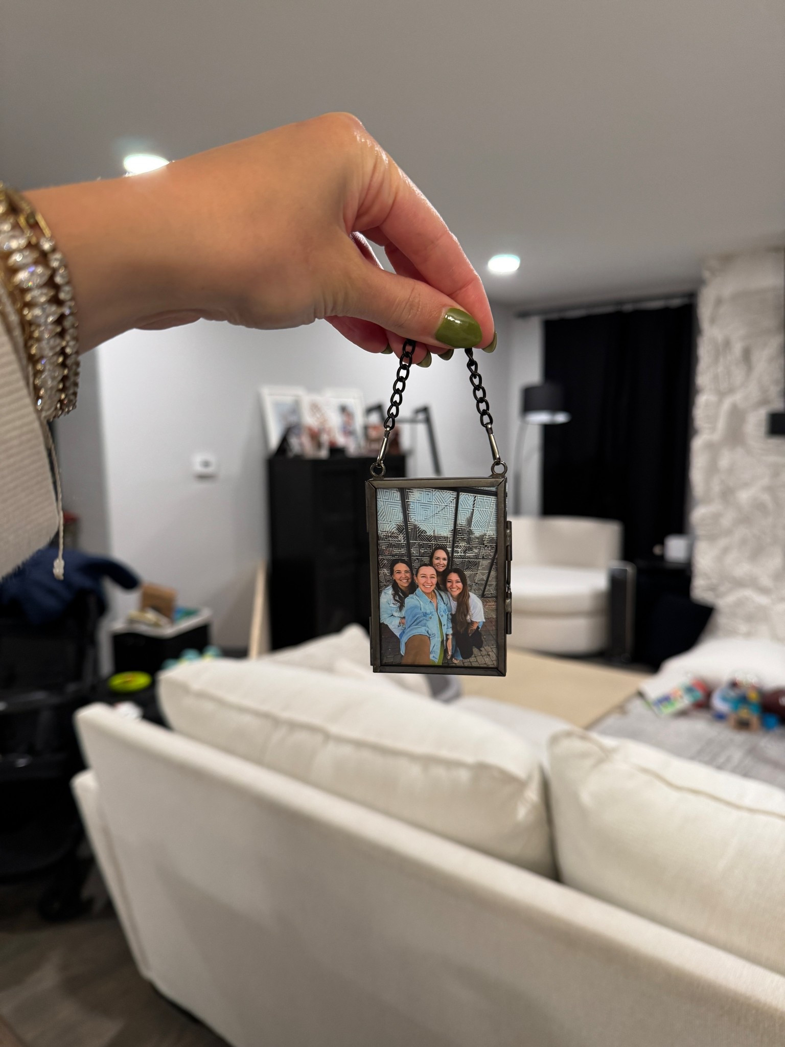Vintage 2x3 glass floating frame

Picture frame for Christmas tree

Gift for friends or family.

My 3 best friends from college and I do an ornament exchange each year (I’ve slacked the last two) very excited for them to get theirs this year 



#LTKFindsUnder50 #LTKSeasonal #LTKHoliday