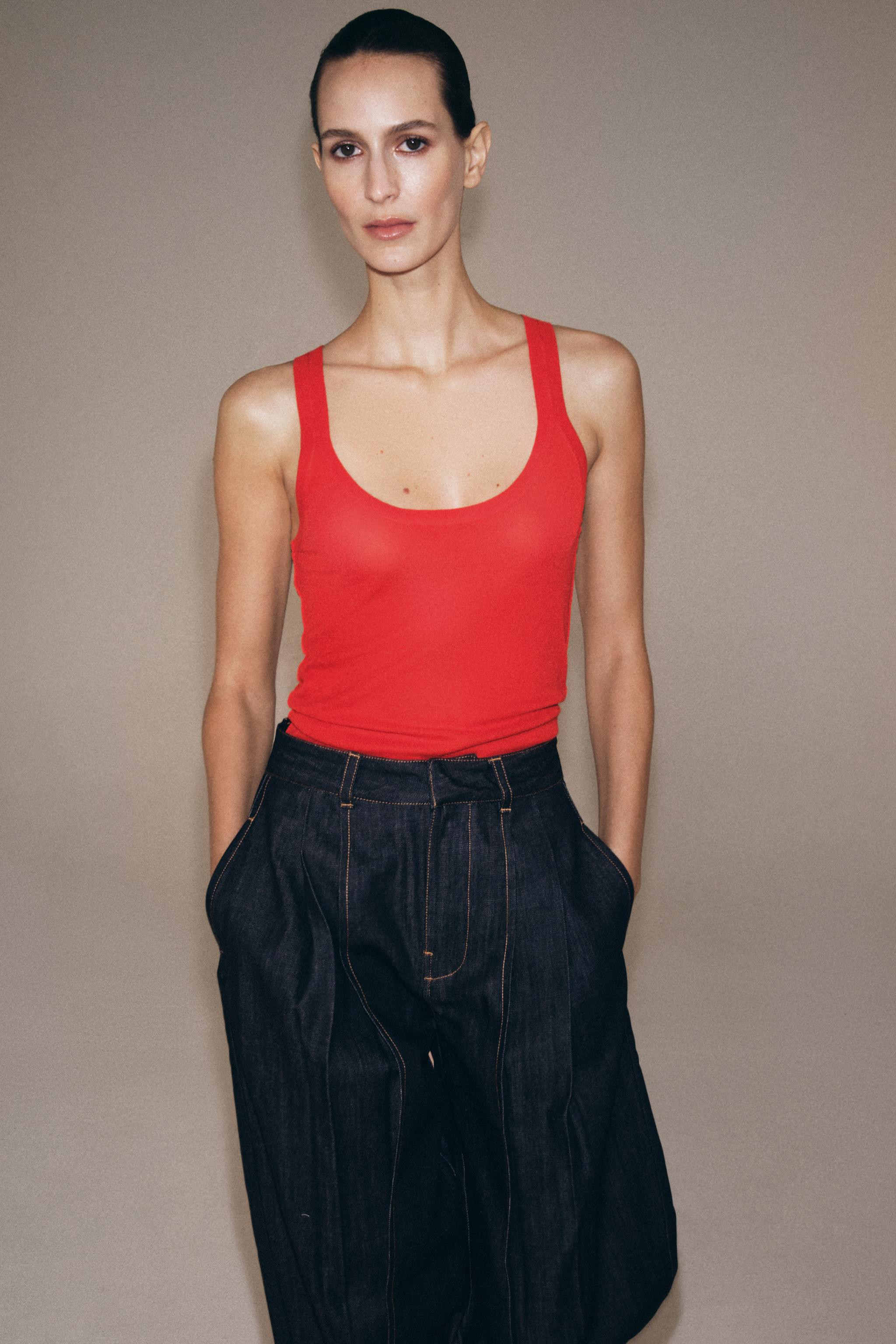 TOP EN MAILLE FINE SANS MANCHES | Zara US