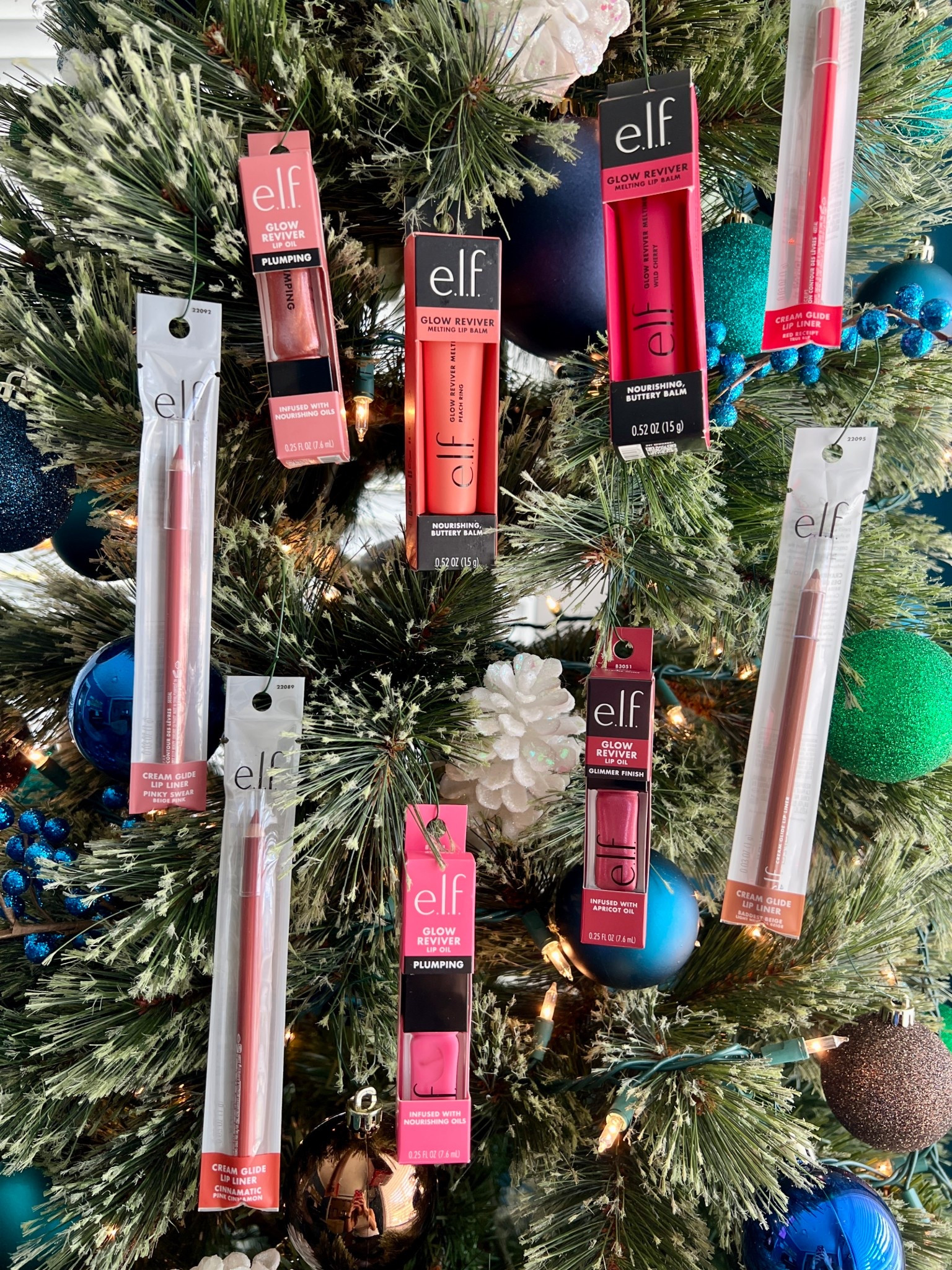 #ad Who needs ornaments when your tree 🌲 can be decorated with glossy goodness?! @elfcosmetics  means every branch deserves a new lip look.

#elfcosmetics #elfingamazing #eyeslipsface #crueltyfree #vegan #elfpartner #paidlink 

#LTKgrwm #LTKHoliday #LTKBeauty