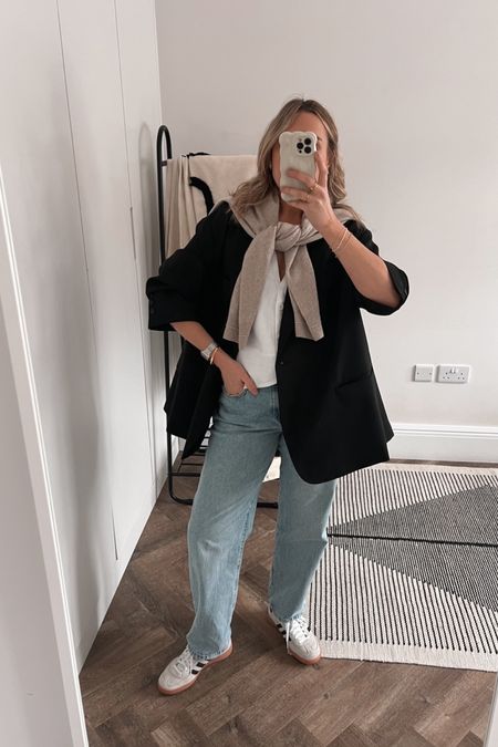 Everyday outfit
Spring outfit
Transitional style
Blaszer style
Black blazer
Linen waistcoat
Adidas trainers
The Frankie shop blazer 

Wearing a AUS 8 in the waistcoat 
Small in the blazer
One size up in the jeans 

#LTKSeasonal #LTKfindsunder50 #LTKstyletip