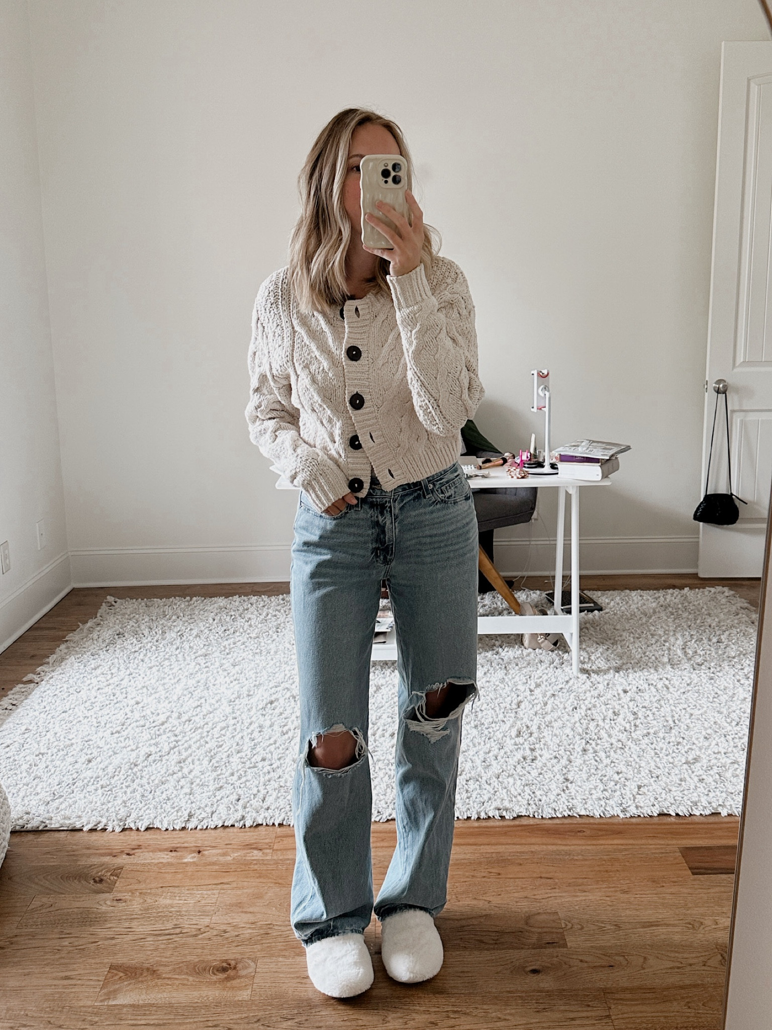 Cozy casual fall outfit by BarbiGia. Mid rise loose jeans. Free people chunky knit cardigan on sale 



#LTKFallSale #LTKSeasonal #LTKSaleAlert