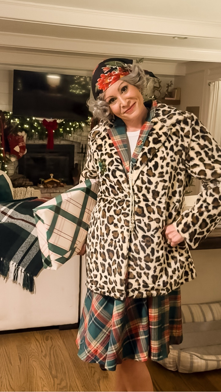 She wrapped up her damn cat! 🐈 

If you’ve got a holiday theme party and need some of these finds…or you just love the fit 😉…comment AUNT and I’ll send them to you