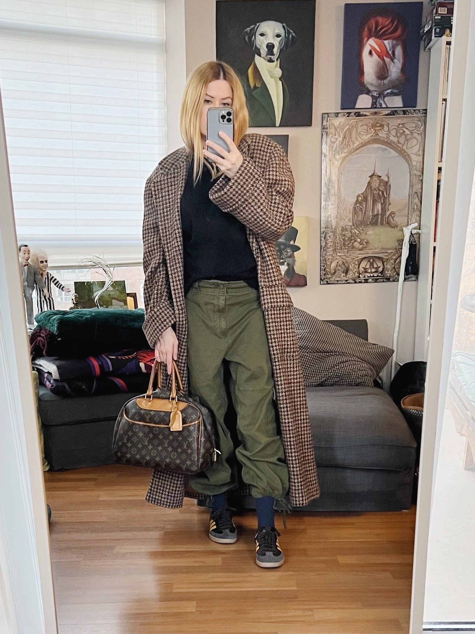 Styling these pants day two.
Coat and bag are vintage.
. 
#winterlook  #torontostylist #StyleOver40 #90svintage #ralphlauren  #secondhandFind #fashionstylist #slowfashion #FashionOver40  #MumStyle #genX #genXStyle #shopSecondhand #genXInfluencer #genXblogger #secondhandDesigner #Over40Style #40PlusStyle #Stylish40


#LTKover40 #LTKshoecrush #LTKstyletip