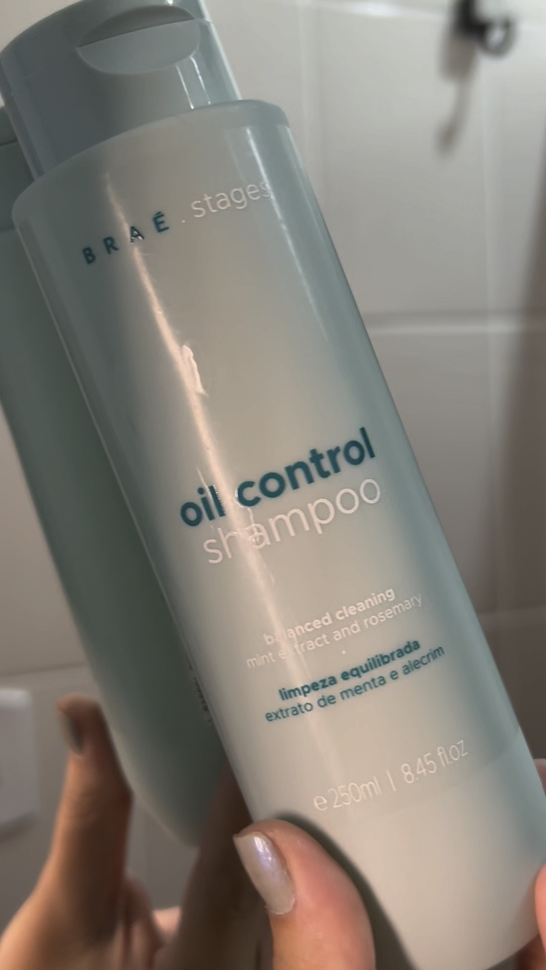 Simplesmente Oil Control de @braehaircare 💚 com extrato de menta e alecrim, tem um cheiro incrível e uma limpeza refrescante, sem pesar nos fios! Associei ao fluido reparador para um cabelo ainda mais soltinho e brilhoso.
Bora começar a semana lavando seus fios? Importante cuidar da saúde do couro cabeludo também!

#braé #braehaircare #cuidadoscomocabelo

#LTKpromo #LTKbrasil