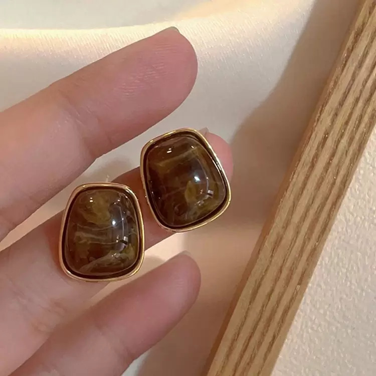 1pair French Style Vintage Geometric Square Shape Lightweight Luxury Women's Resin Earrings, Suitable For Daily Wear | SHEIN