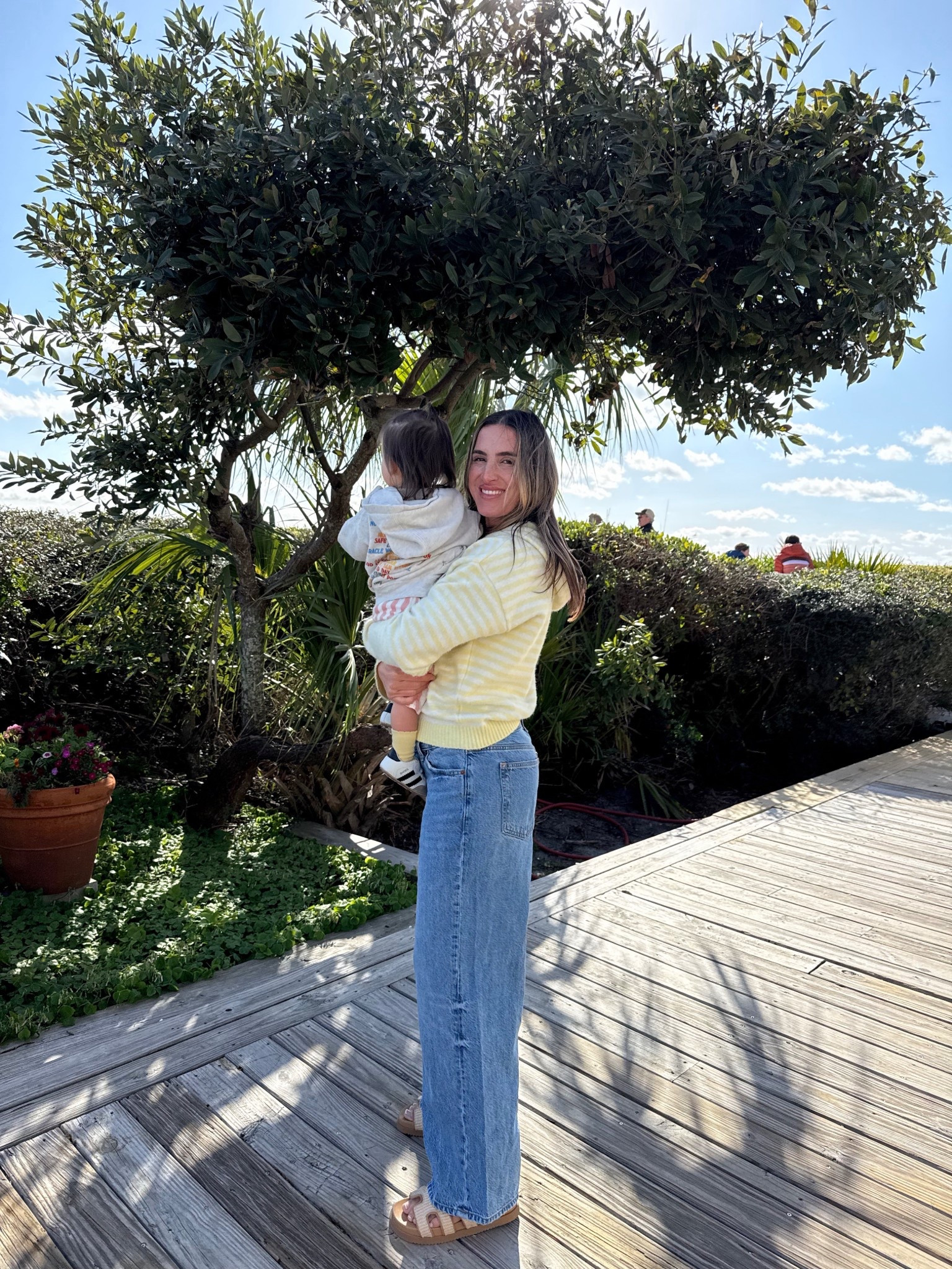 I’m 5’2” in the small sweater + 27 jeans (up 2 sizes for being 15w pregnant) & they’re loose so I feel like they’ll fit for another 10 weeks 