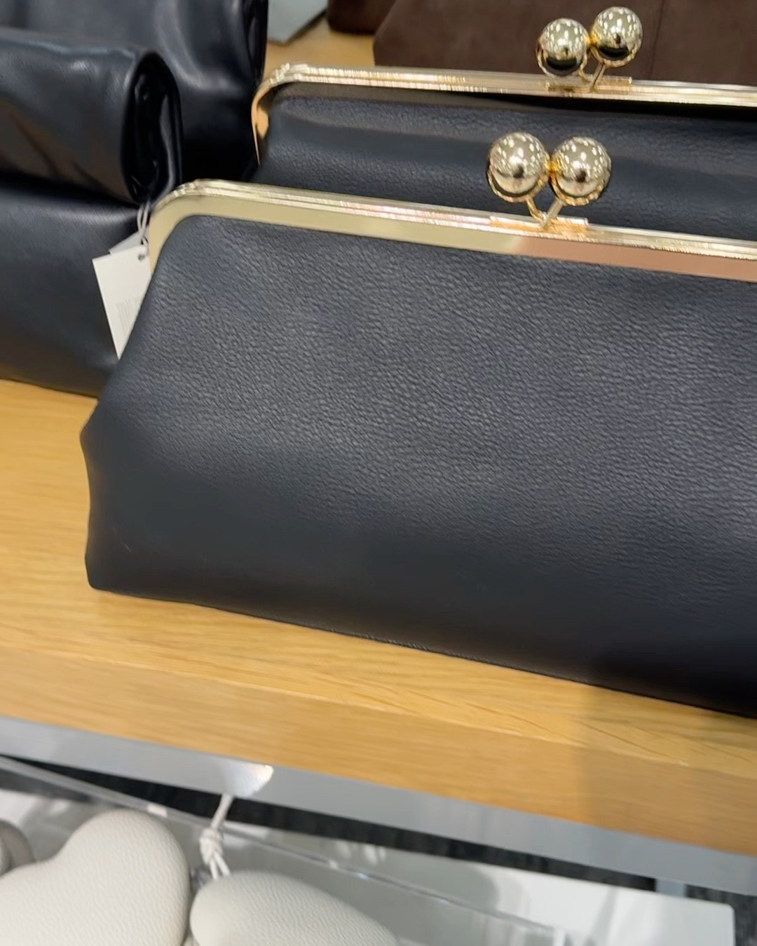 Spotted the cutest spring bags at Target today 🌸 A small black kisslock bag and a fold-over clutch — both great quality, super chic, and perfectly sized for spring outfits. Definitely the kind of pieces that elevate any look without breaking the bank. Linking them on my LTK! 🖤