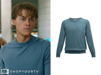 Conrad Fishers's (CHristopher Briney) blue sweater he wears at the airport/on the flight to Paris in this weeks episode of The Summer I Turned Pretty, 3x10 - "Last Year"

More on shopyourtv.com 

 