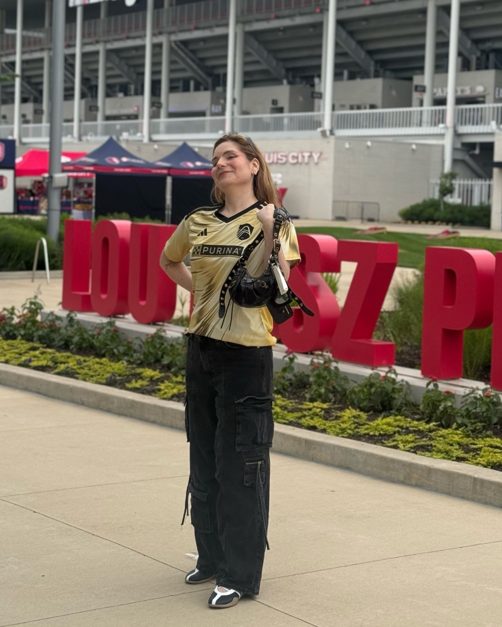 Stl City Soccer x Tina Turner kit - looks like liquid gold 🤩 that’s a Large size tho!!