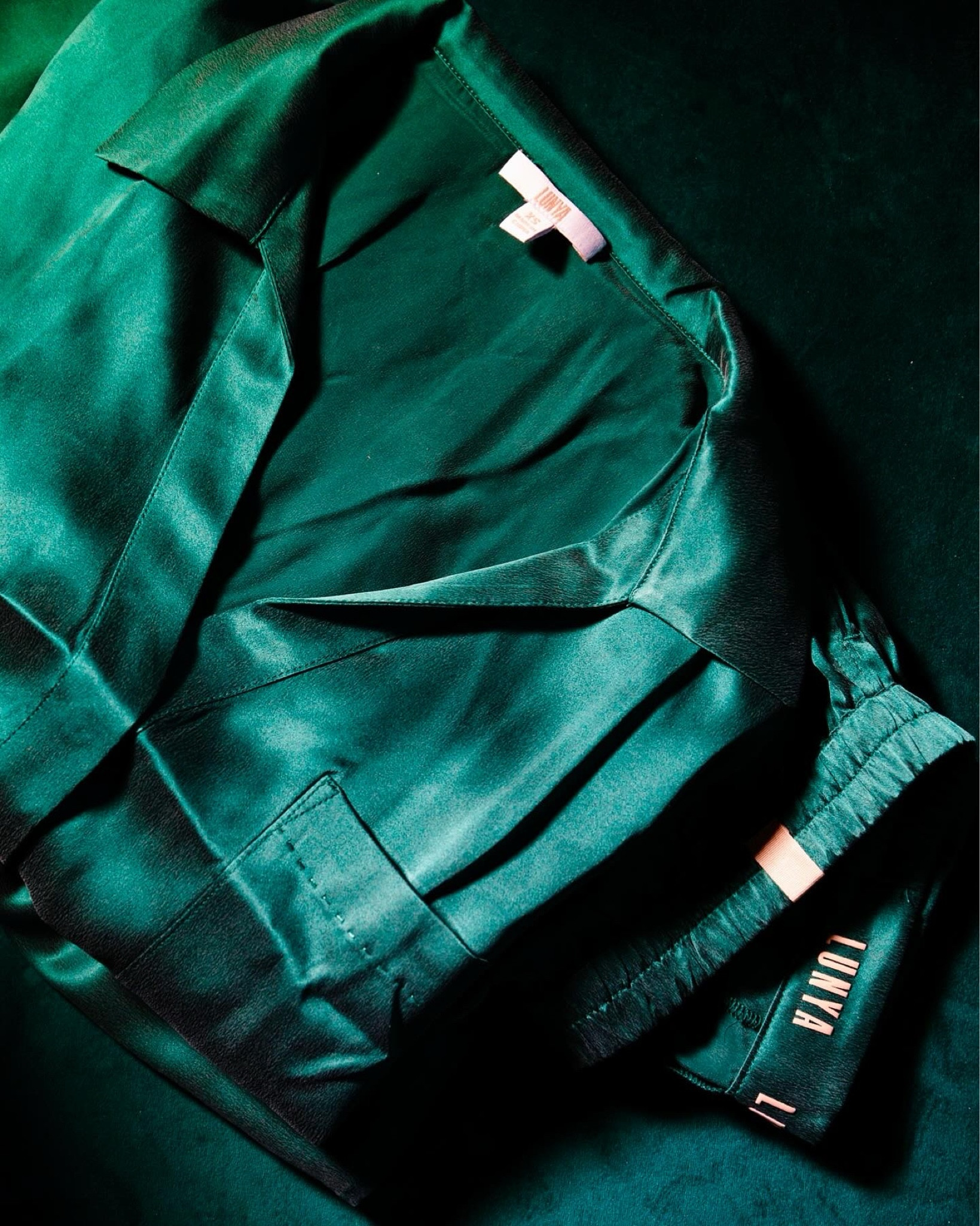 new silk set @lunya 🌃🌲 The color is soooo good! This set has an ultra-flattering flat front high-waist pant with side slit (for hot sleepers who want a little leg ventilation), but the top comes in a cropped length that hits perfectly at the waistband. Bonus? Chic elongated arm length that hits at the elbows. 😍🥰 Use my code SUZANNESPIEGOSKI for 15% off your first order! #pajamas #loungewearset #silkset #lunya #loungewear #luxuryloungewear



#LTKGiftGuide #LTKHoliday #LTKSeasonal